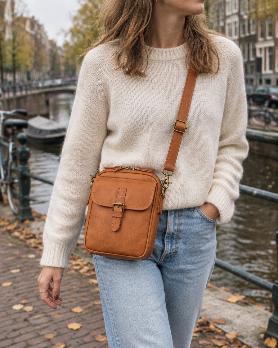 Naya Crossbody Tas in cognac – gedragen