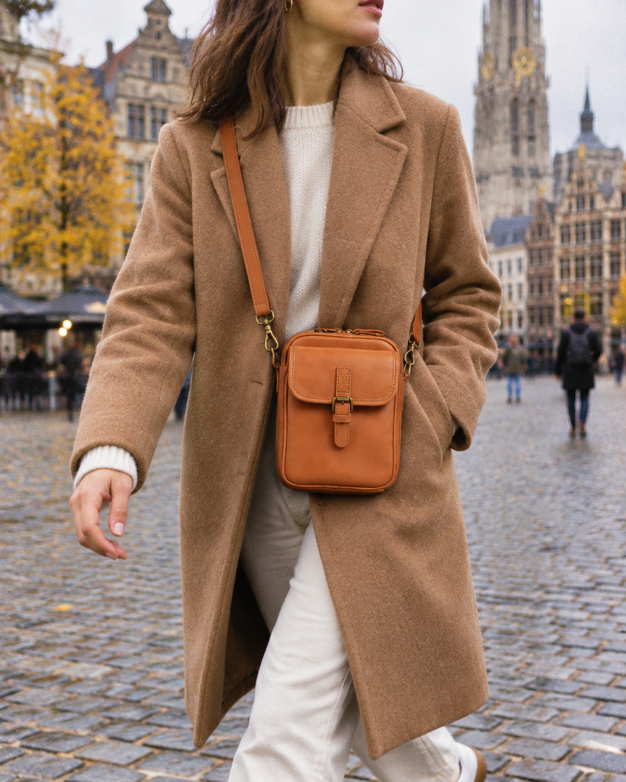 Naya Crossbody Tas in cognac – gedragen in de stad