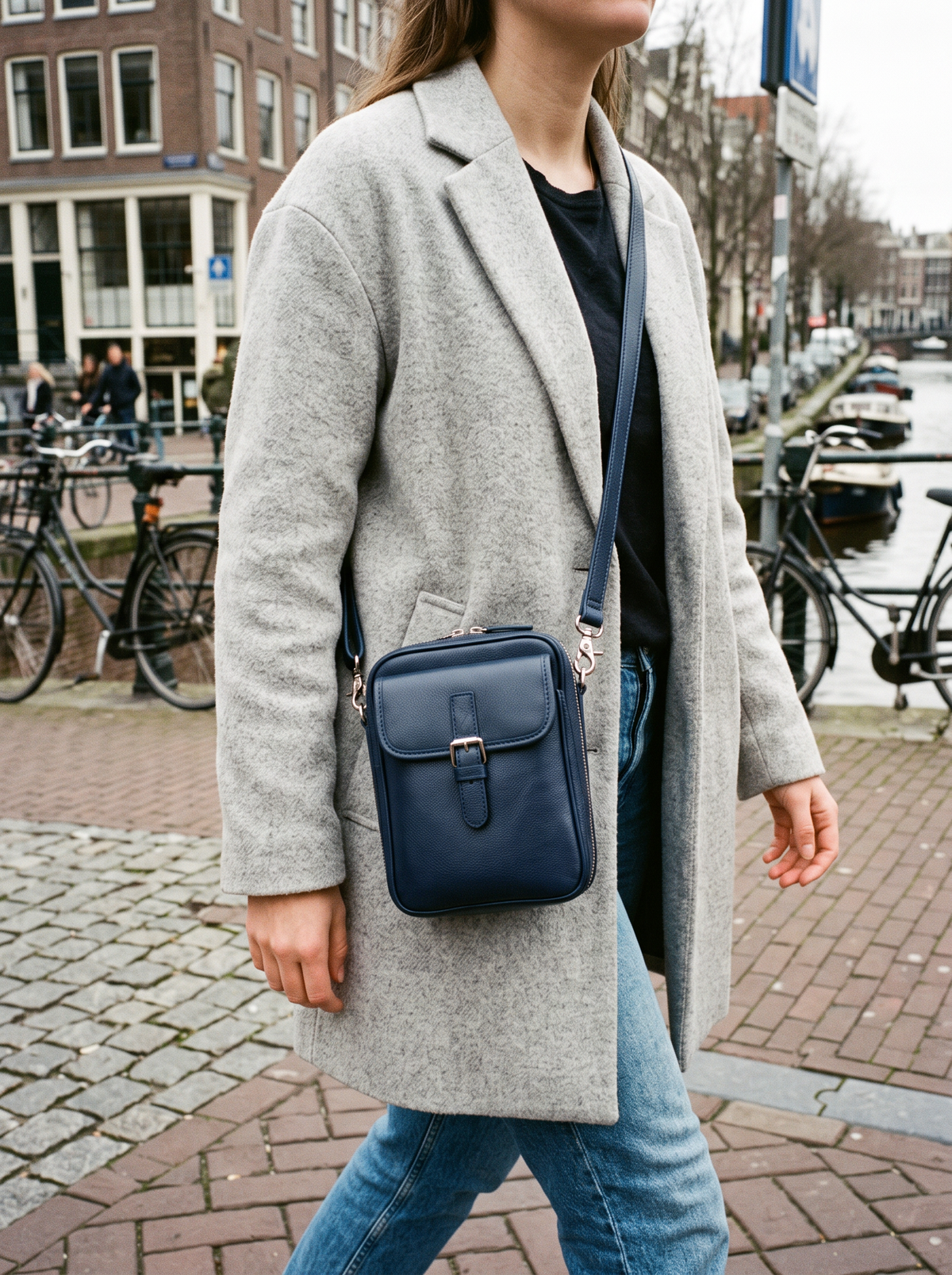 Naya Crossbody Tas, blauw, gedragen