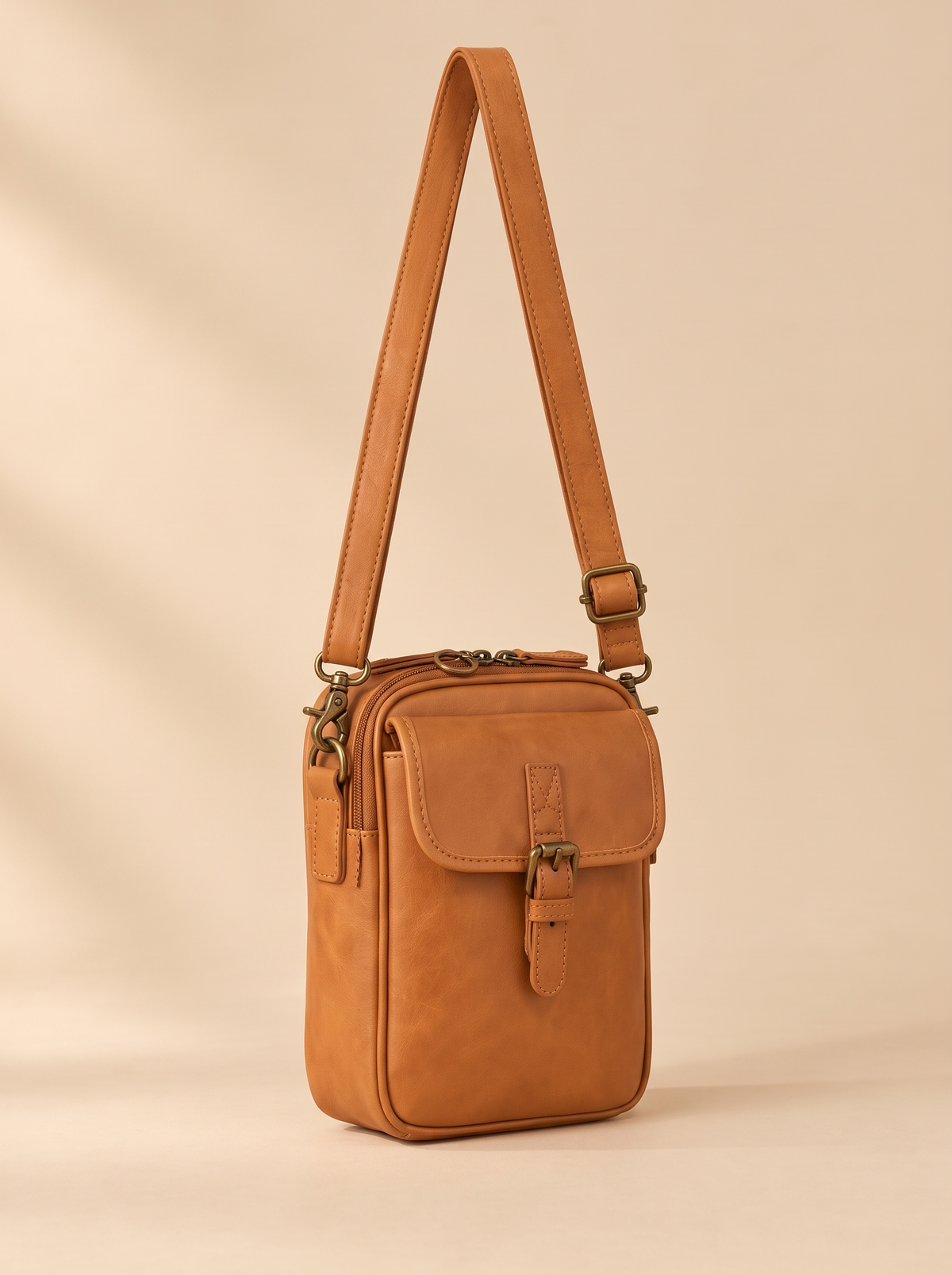 Naya Crossbody Tas, cognac, schuin van voren