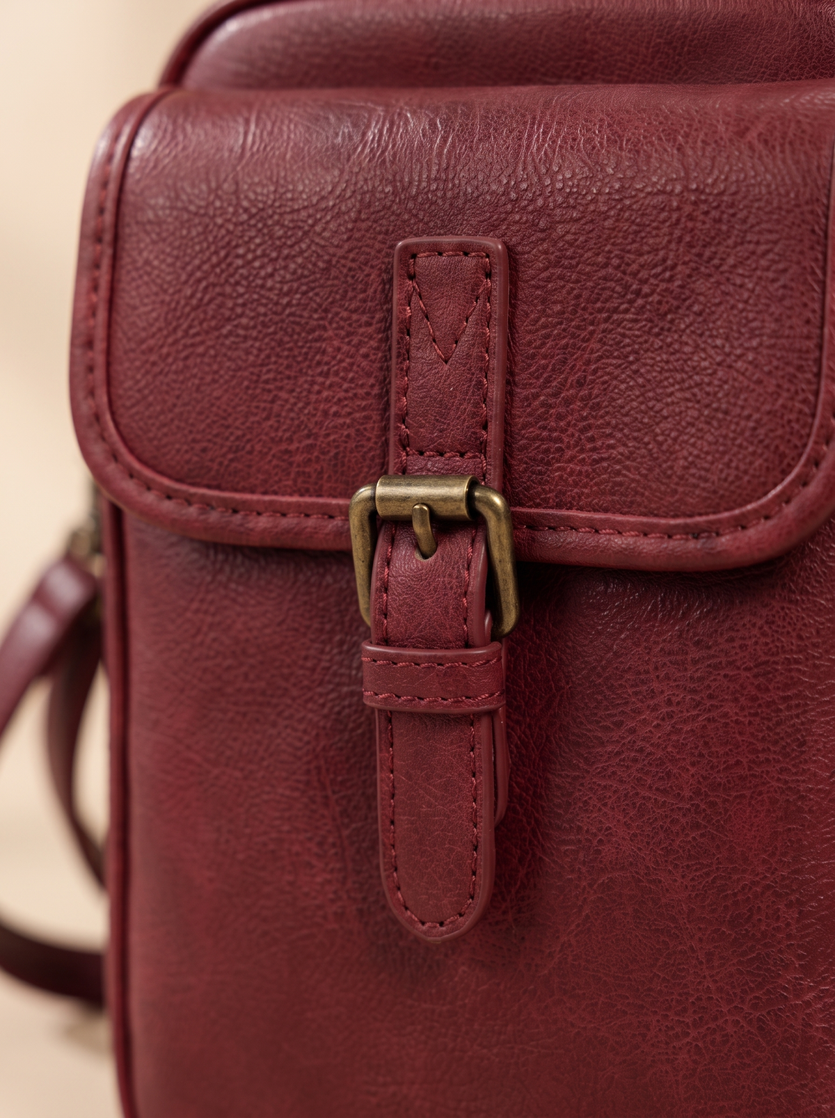 Naya Crossbody Tas, bordeaux, van dichtbij