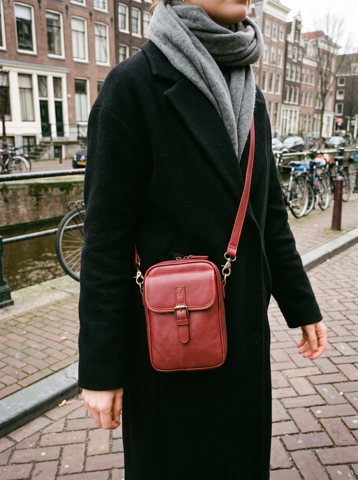 Naya Crossbody Tas, bordeaux, gedragen