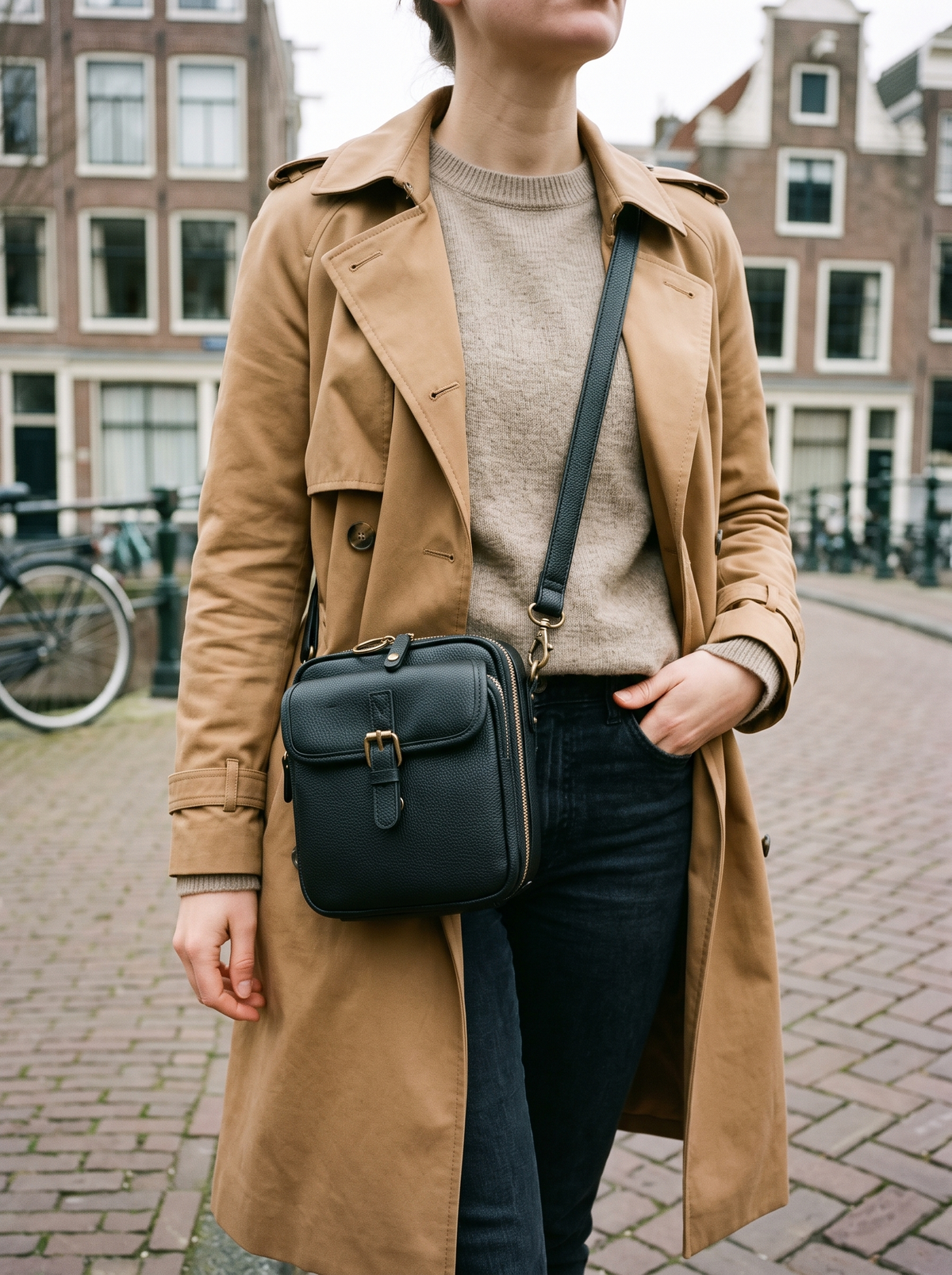 De Ruimste Crossbodytas, zwart, gedragen