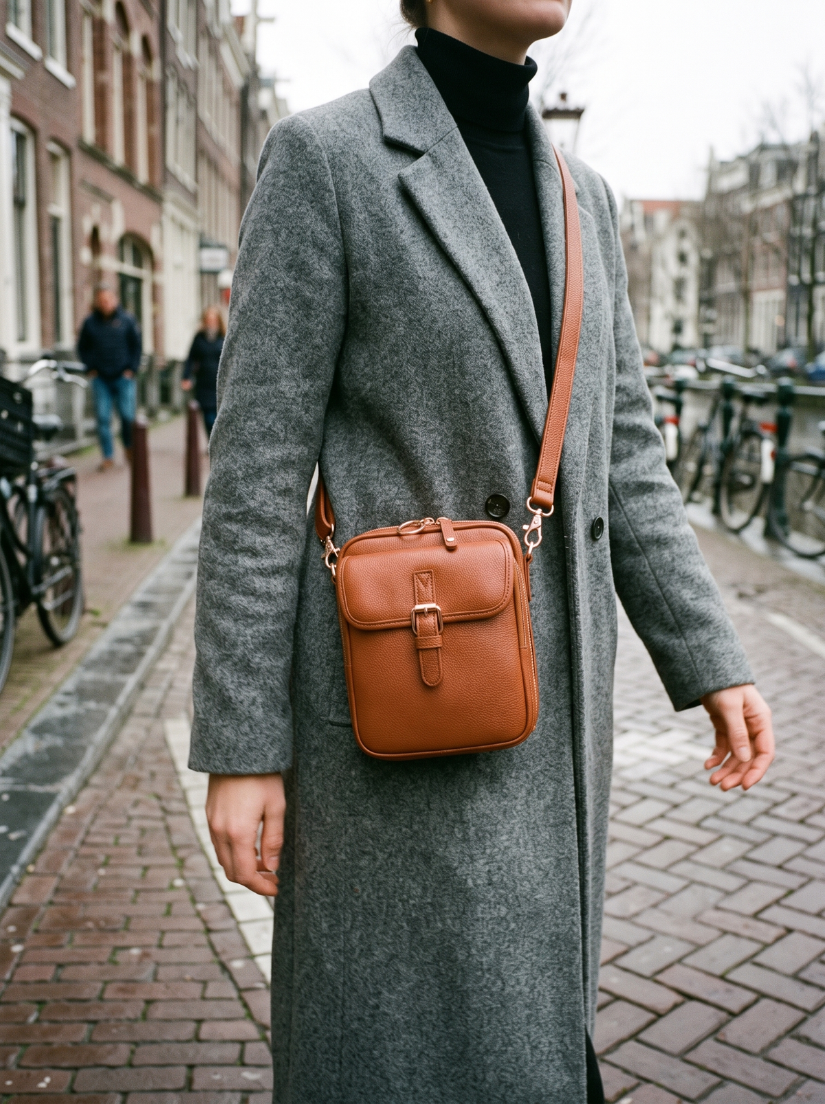 De Ruimste Crossbodytas, cognac, gedragen