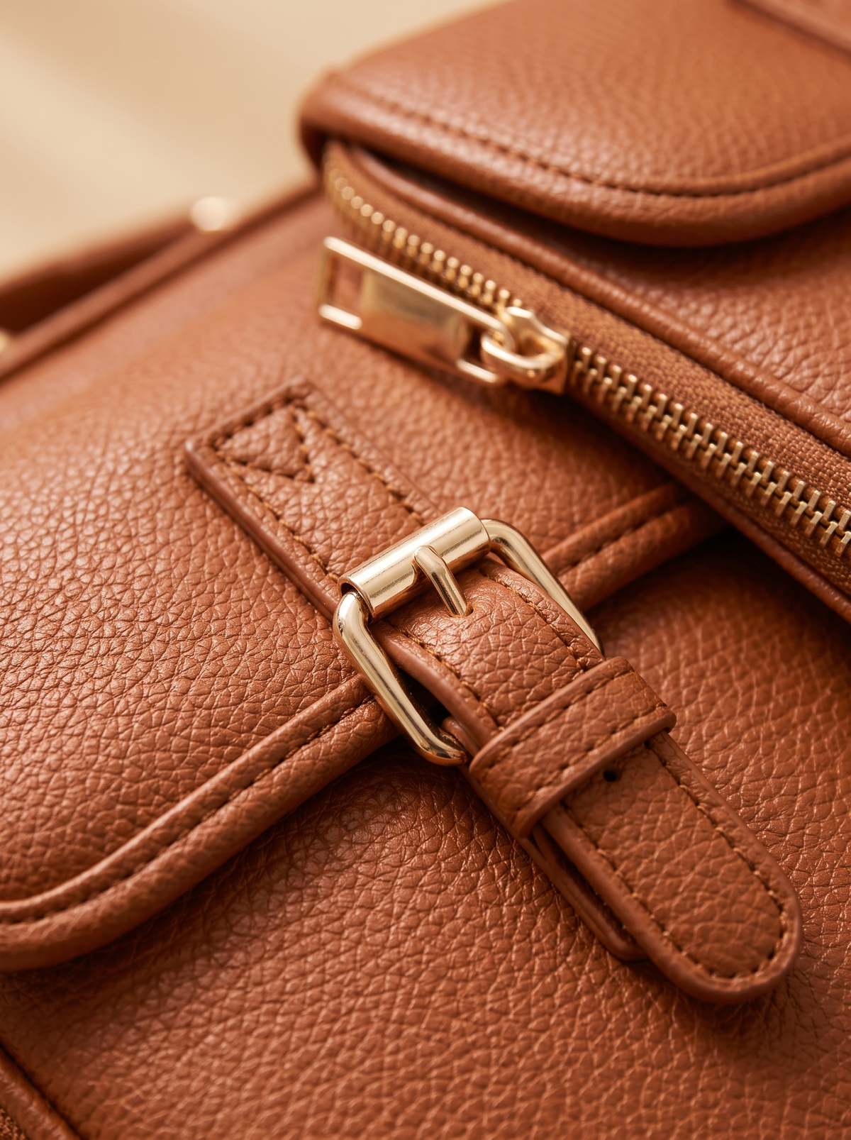 De Ruimste Crossbodytas, cognac, van dichtbij