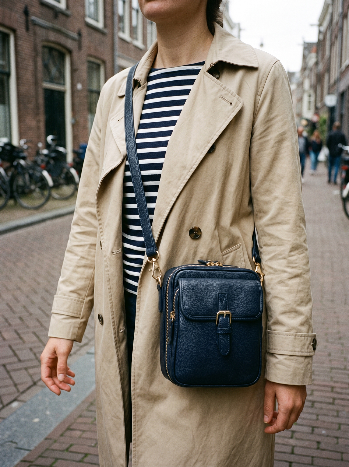 De Ruimste Crossbodytas, marineblauw, gedragen