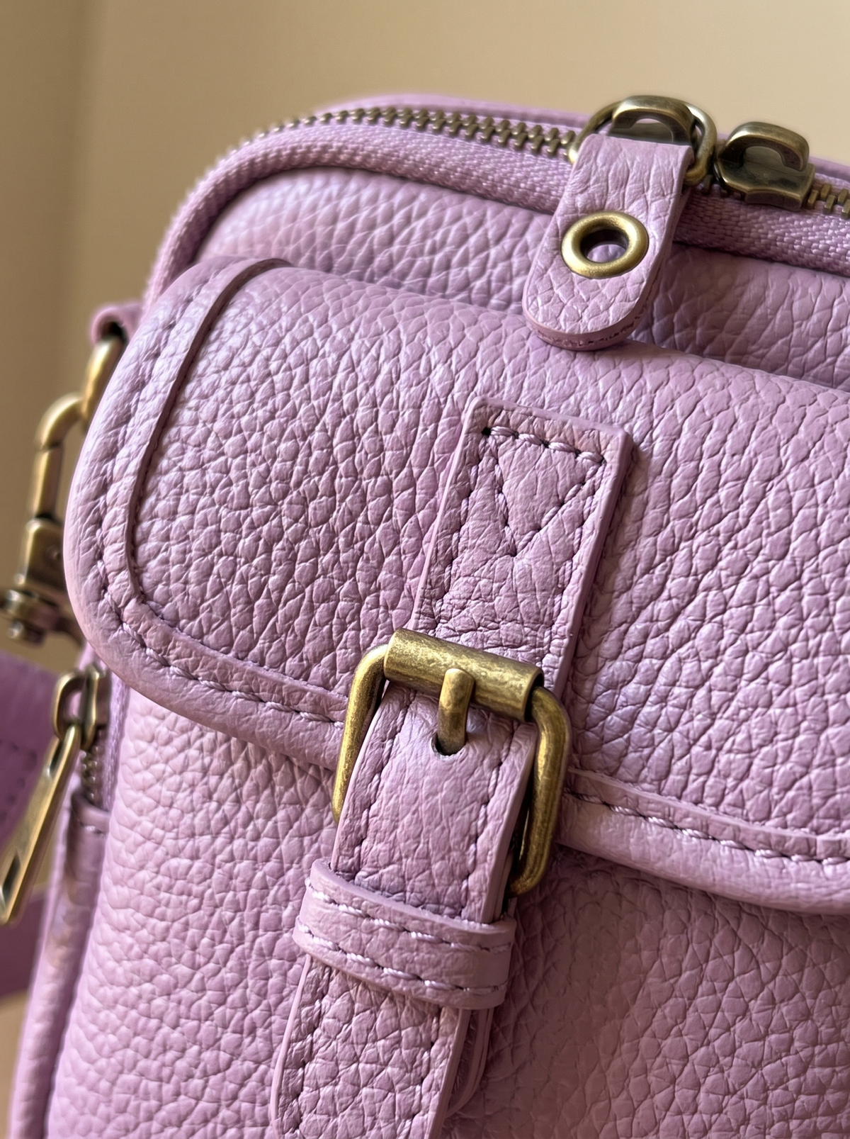 De Ruimste Crossbodytas, roze, van dichtbij
