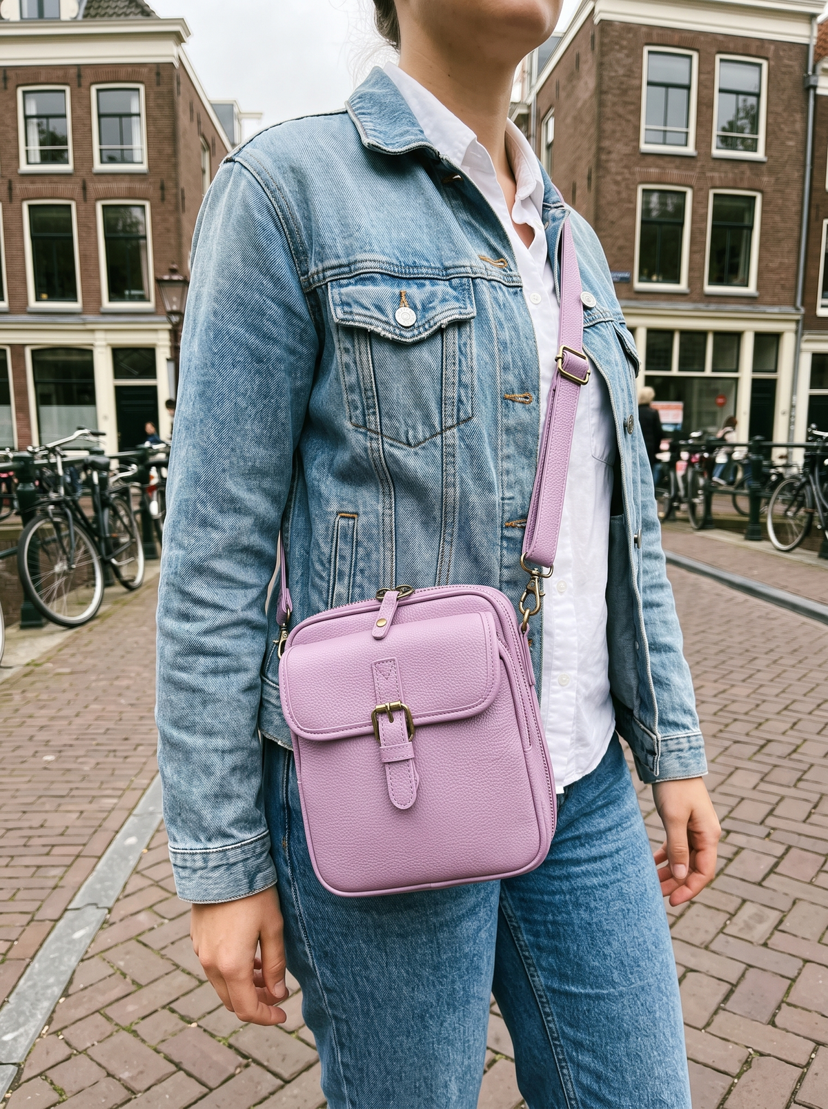 De Ruimste Crossbodytas, roze, gedragen
