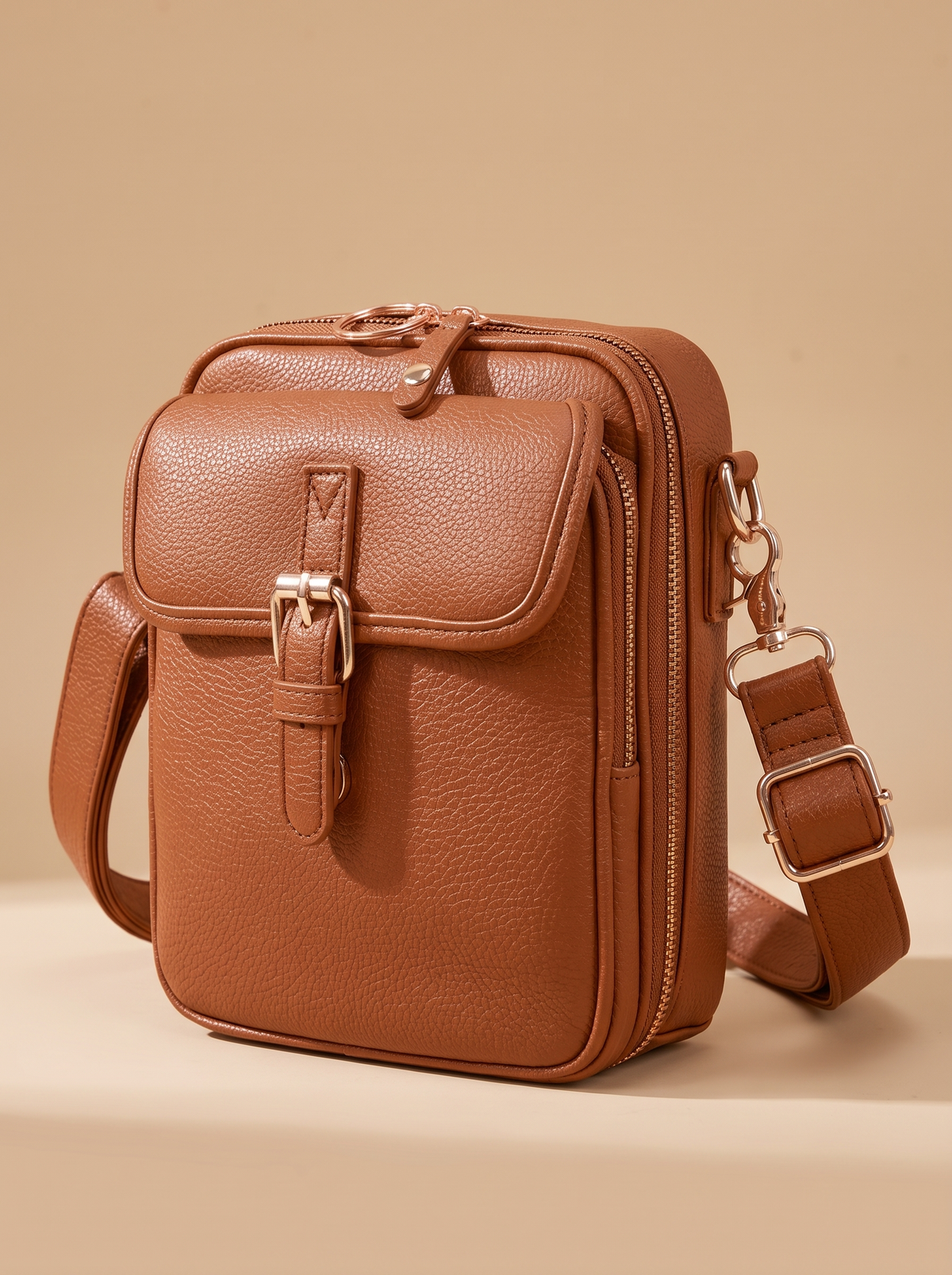 De Ruimste Crossbodytas, cognac, schuin van voren