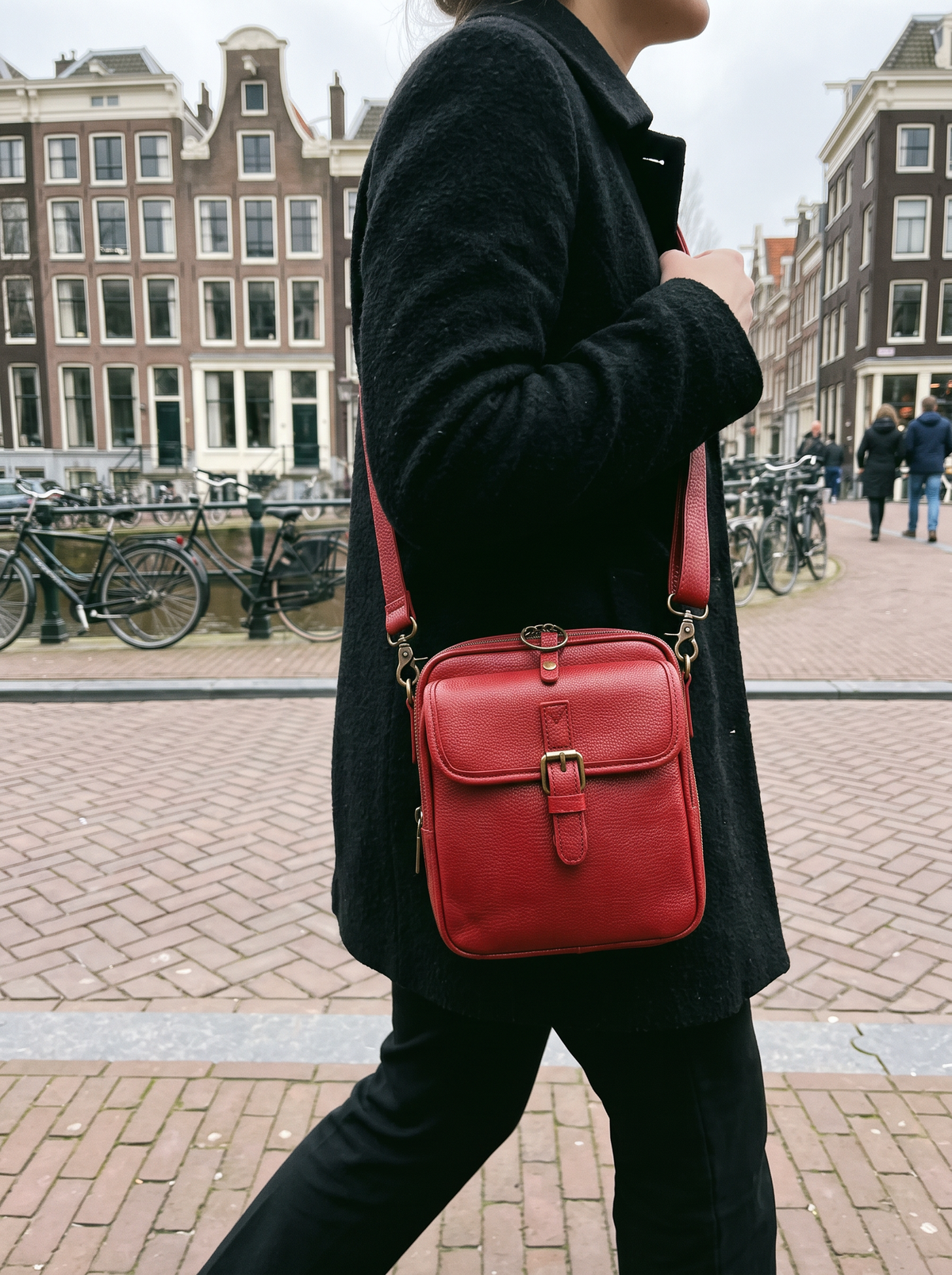 De Ruimste Crossbodytas, rood, gedragen