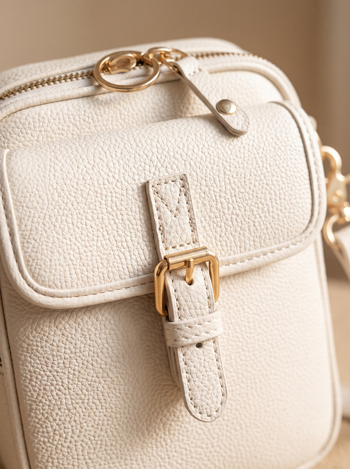 De Ruimste Crossbodytas, ivoor, van dichtbij