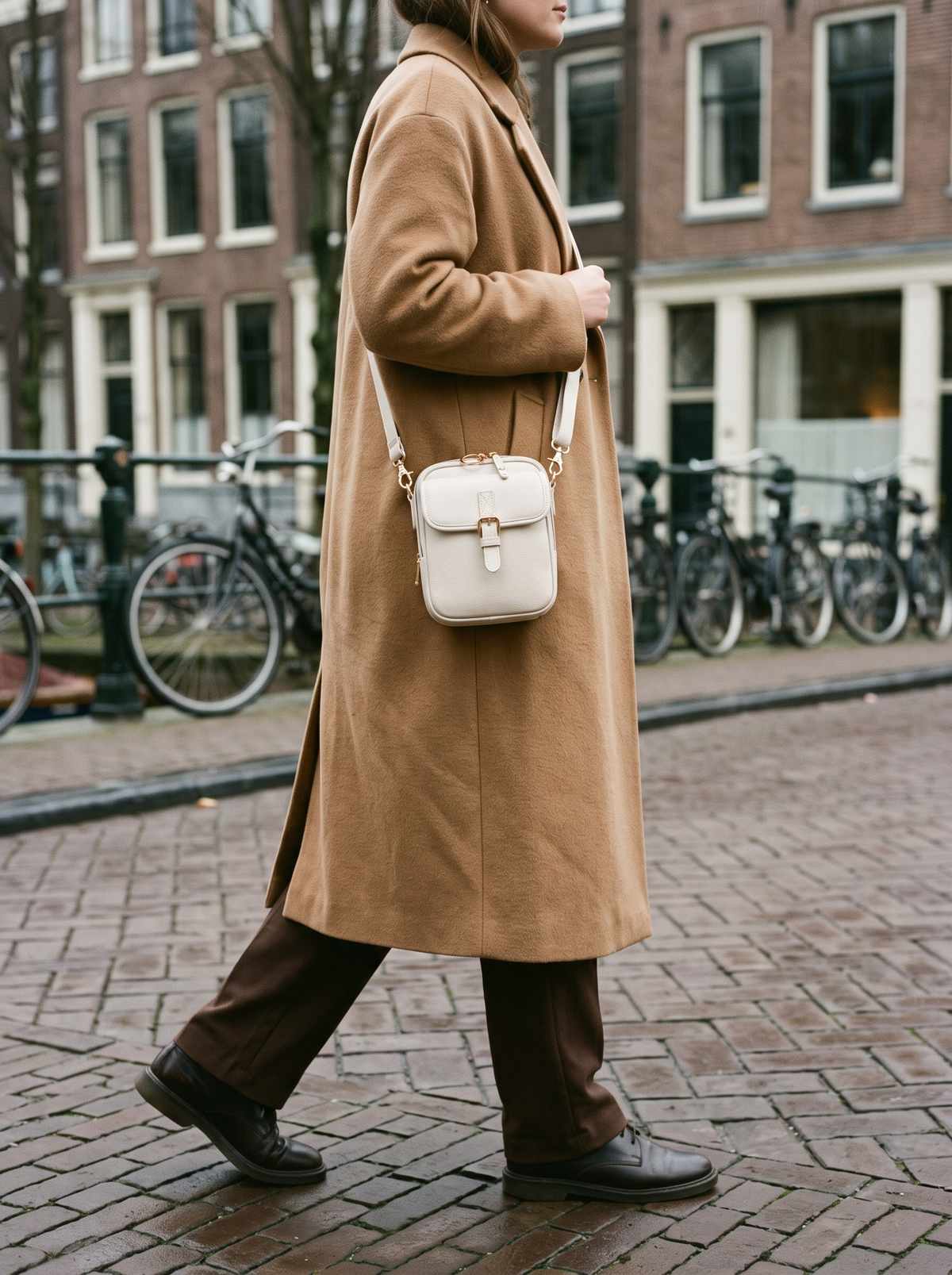 De Ruimste Crossbodytas, ivoor, gedragen