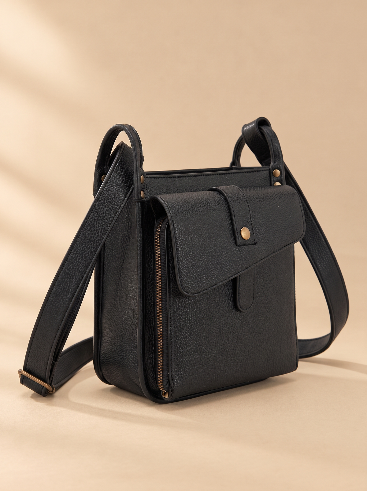 Athena Crossbody Tas, zwart, schuin van voren