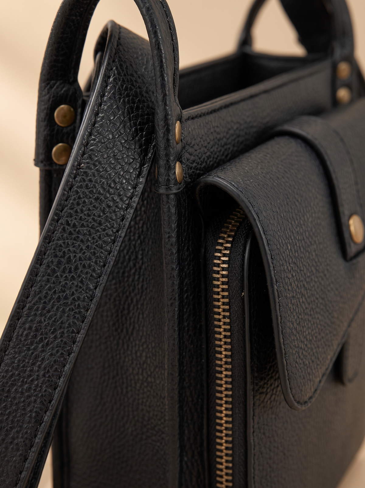 Athena Crossbody Tas, zwart, van dichtbij