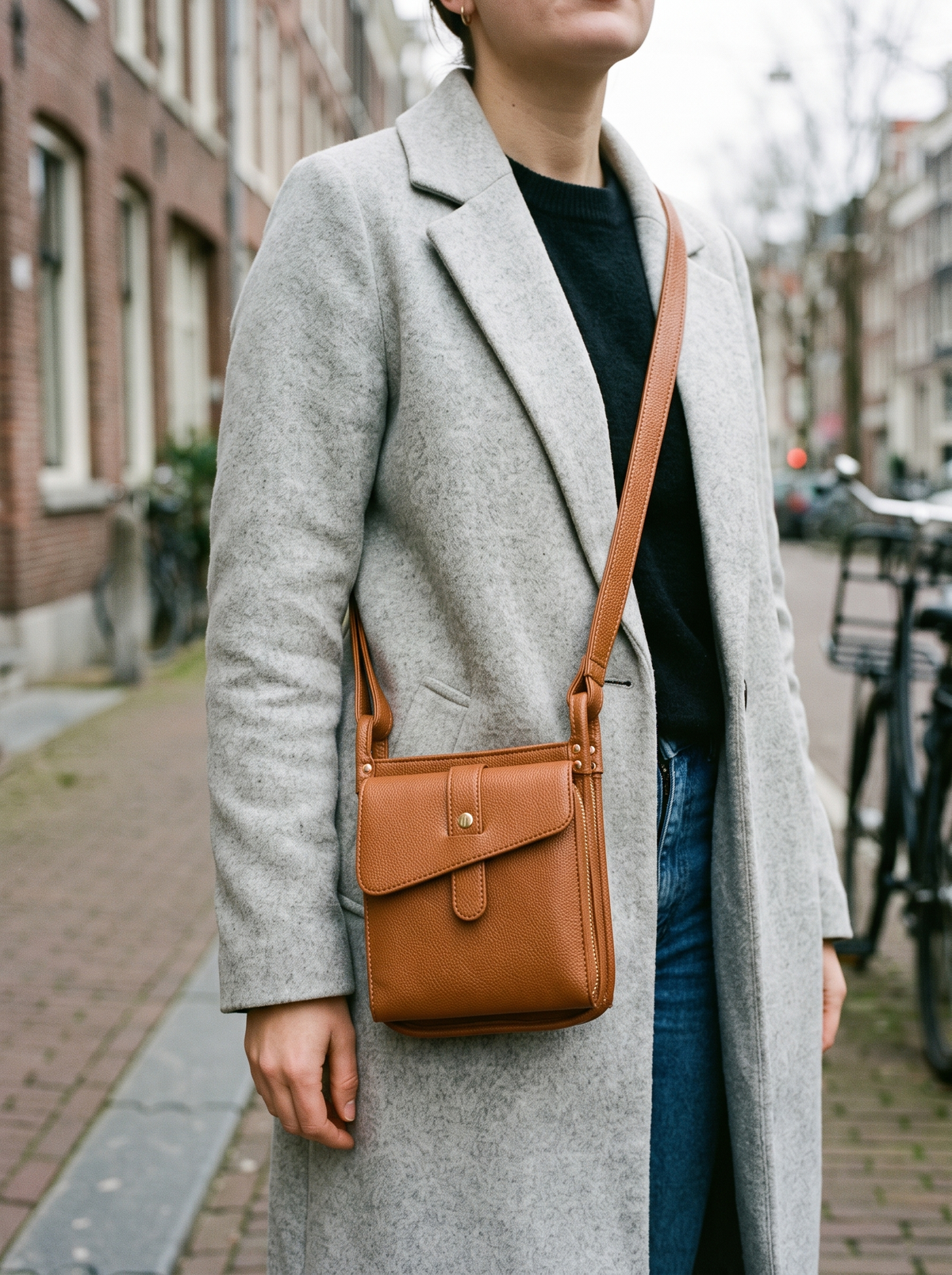 Athena Crossbody Tas, bruin, gedragen