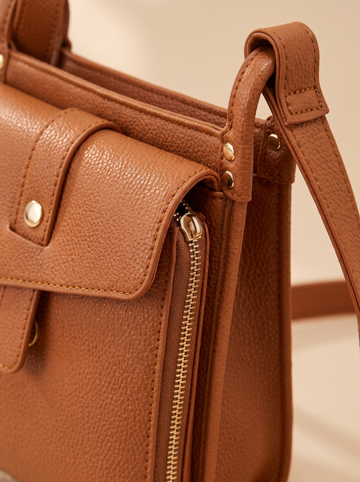 Athena Crossbody Tas, bruin, van dichtbij