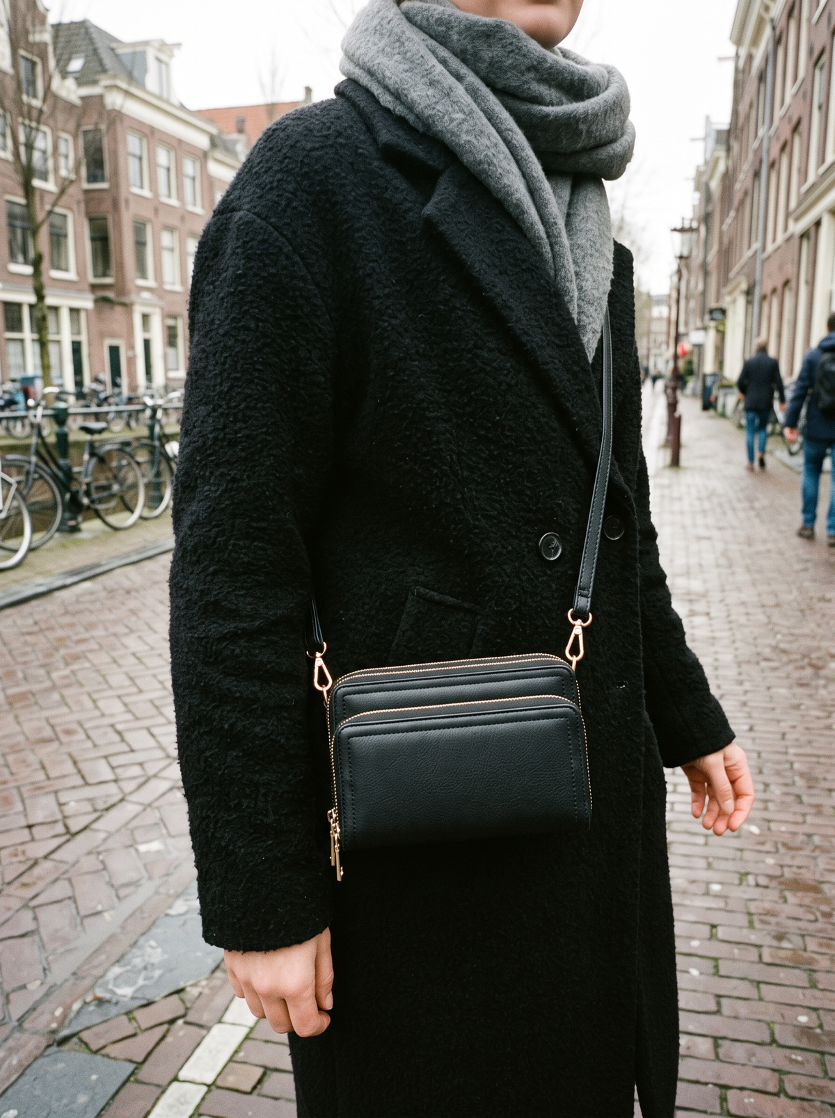 Bali Crossbody Portemonnee, zwart, gedragen