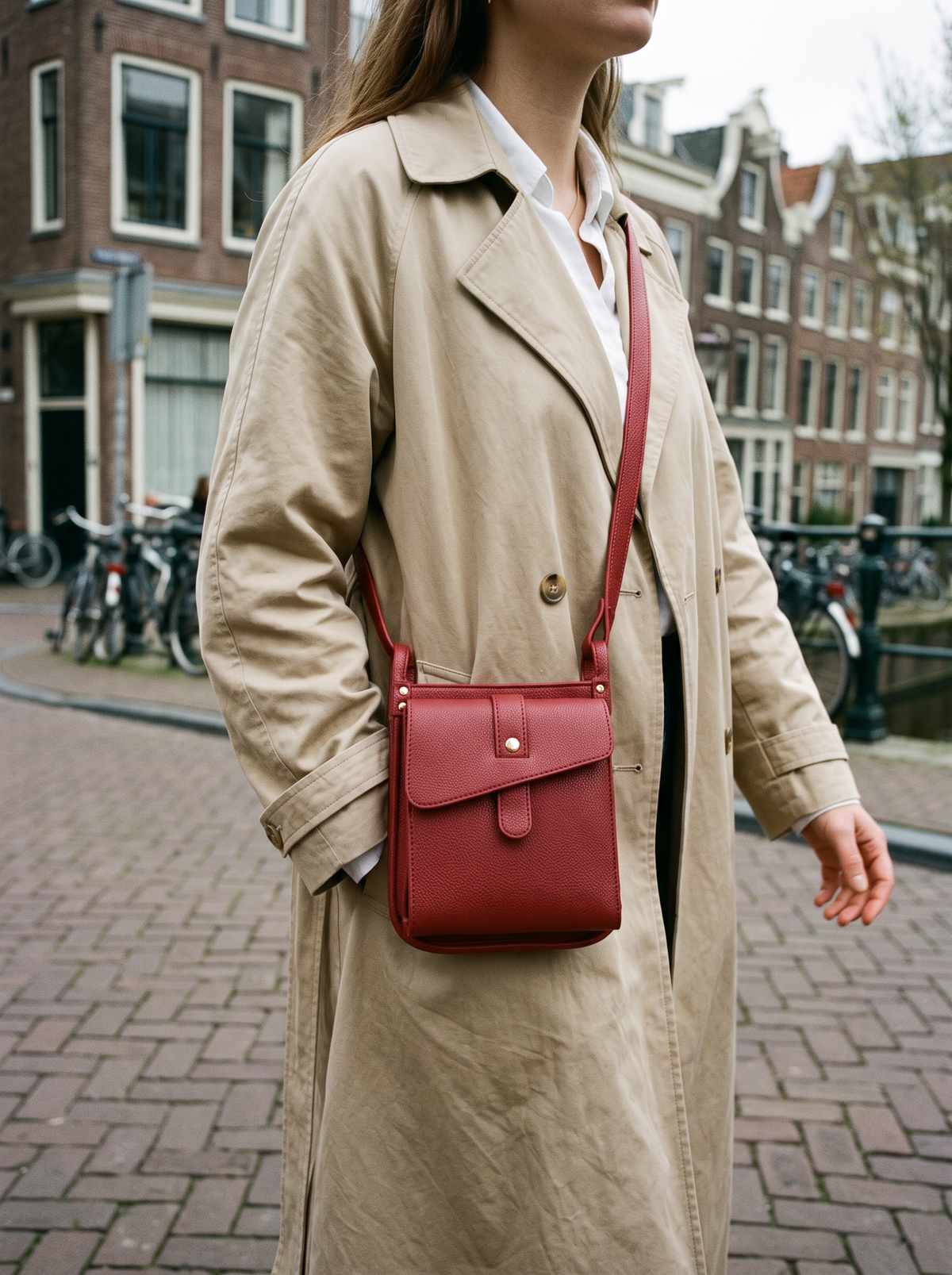 Athena Crossbody Tas, rood, gedragen