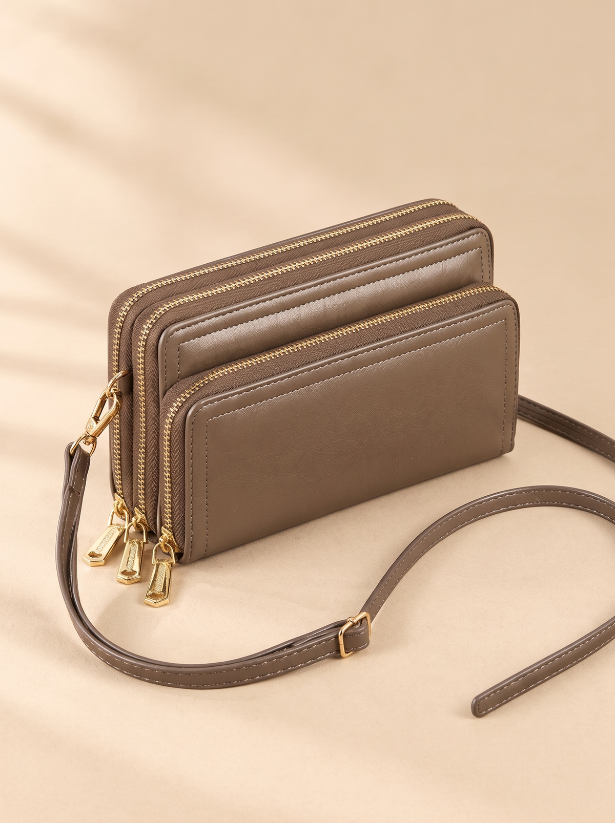 Bali Crossbody Portemonnee, taupe, schuin van voren
