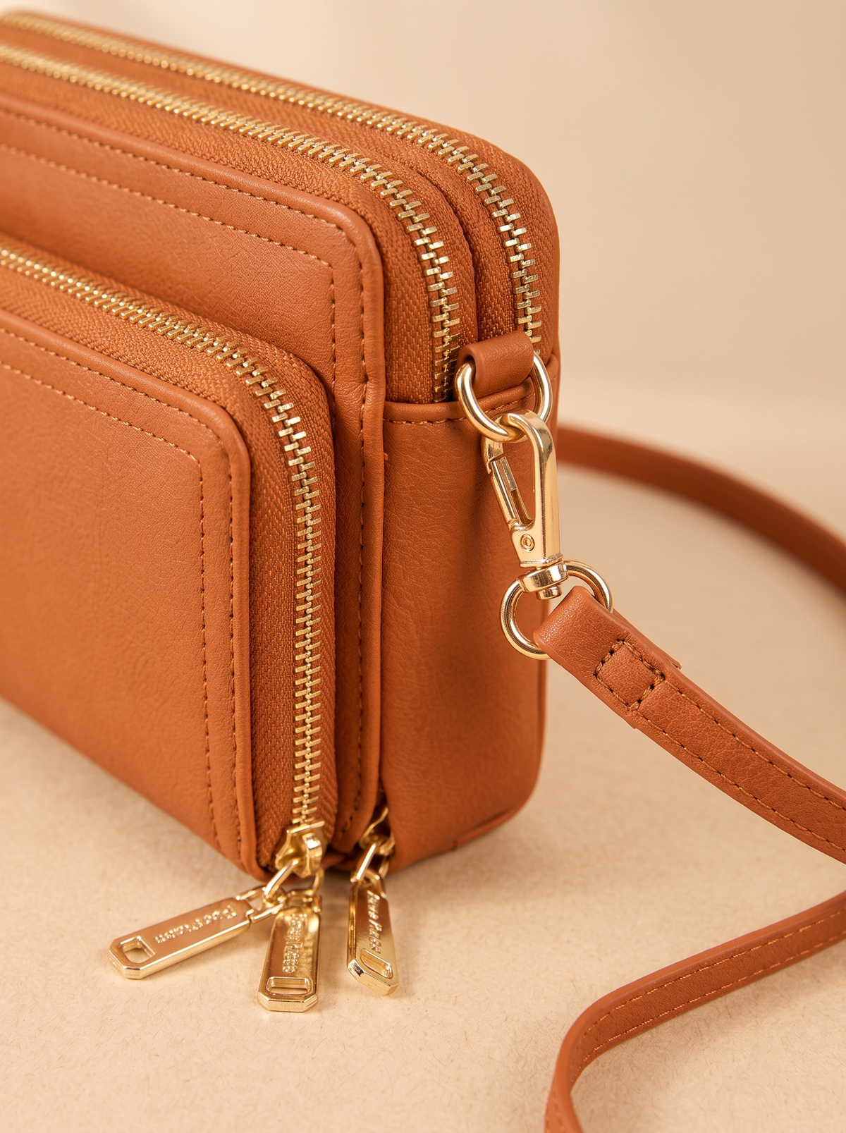 Bali Crossbody Portemonnee, cognac, van dichtbij