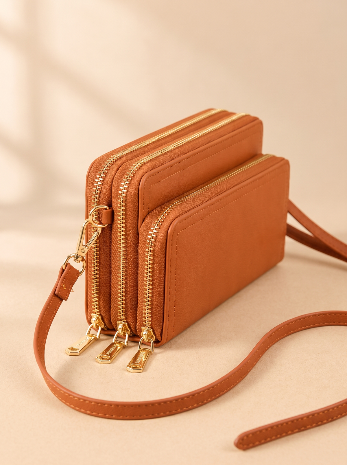Bali Crossbody Portemonnee, cognac, schuin van voren