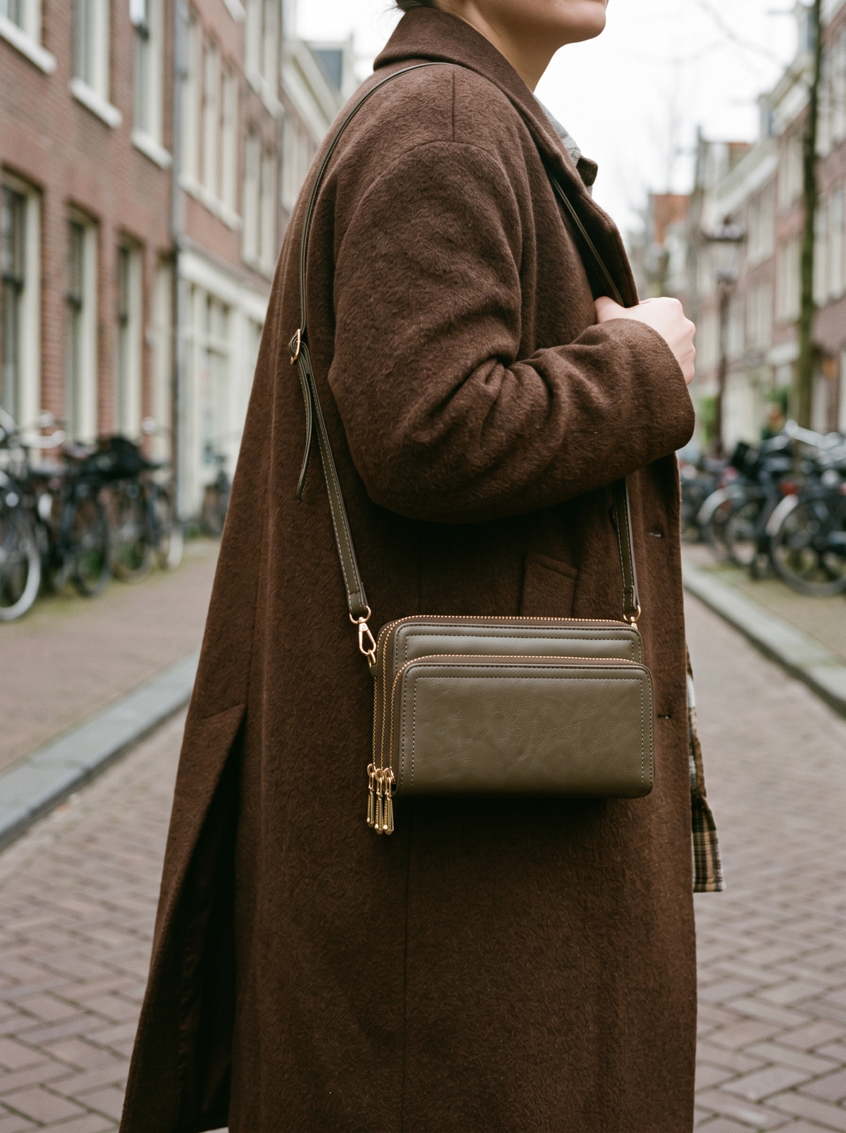 Bali Crossbody Portemonnee, taupe, gedragen