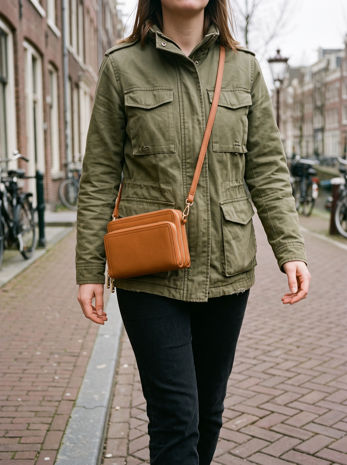 Bali Crossbody Portemonnee, cognac, gedragen
