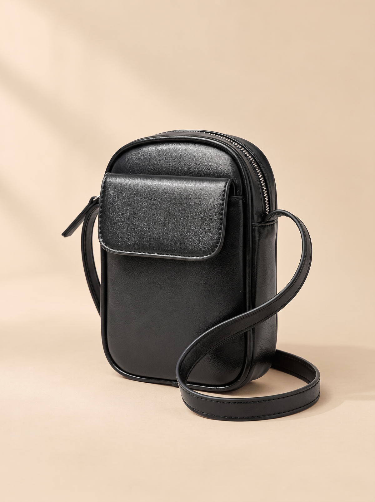 Aphrodite Crossbody Tas, zwart, schuin van voren