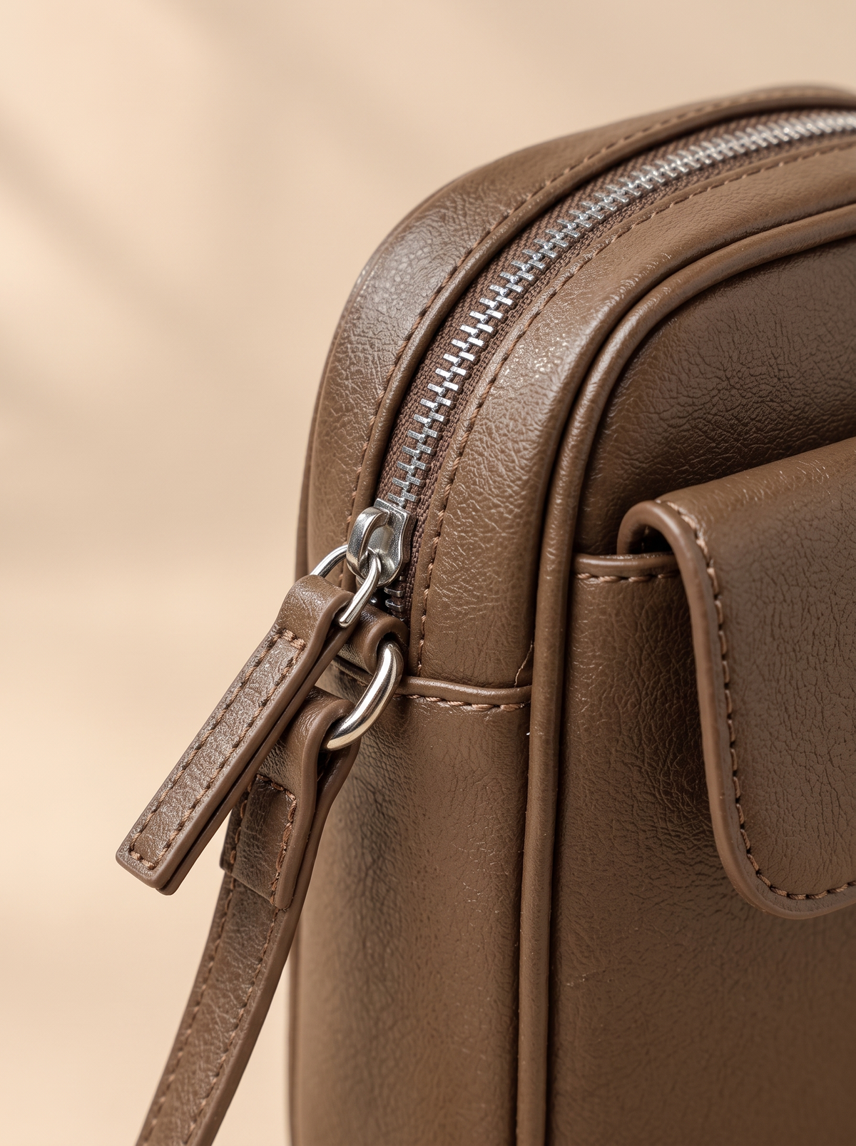 Aphrodite Crossbody Tas, koffiebruin, van dichtbij