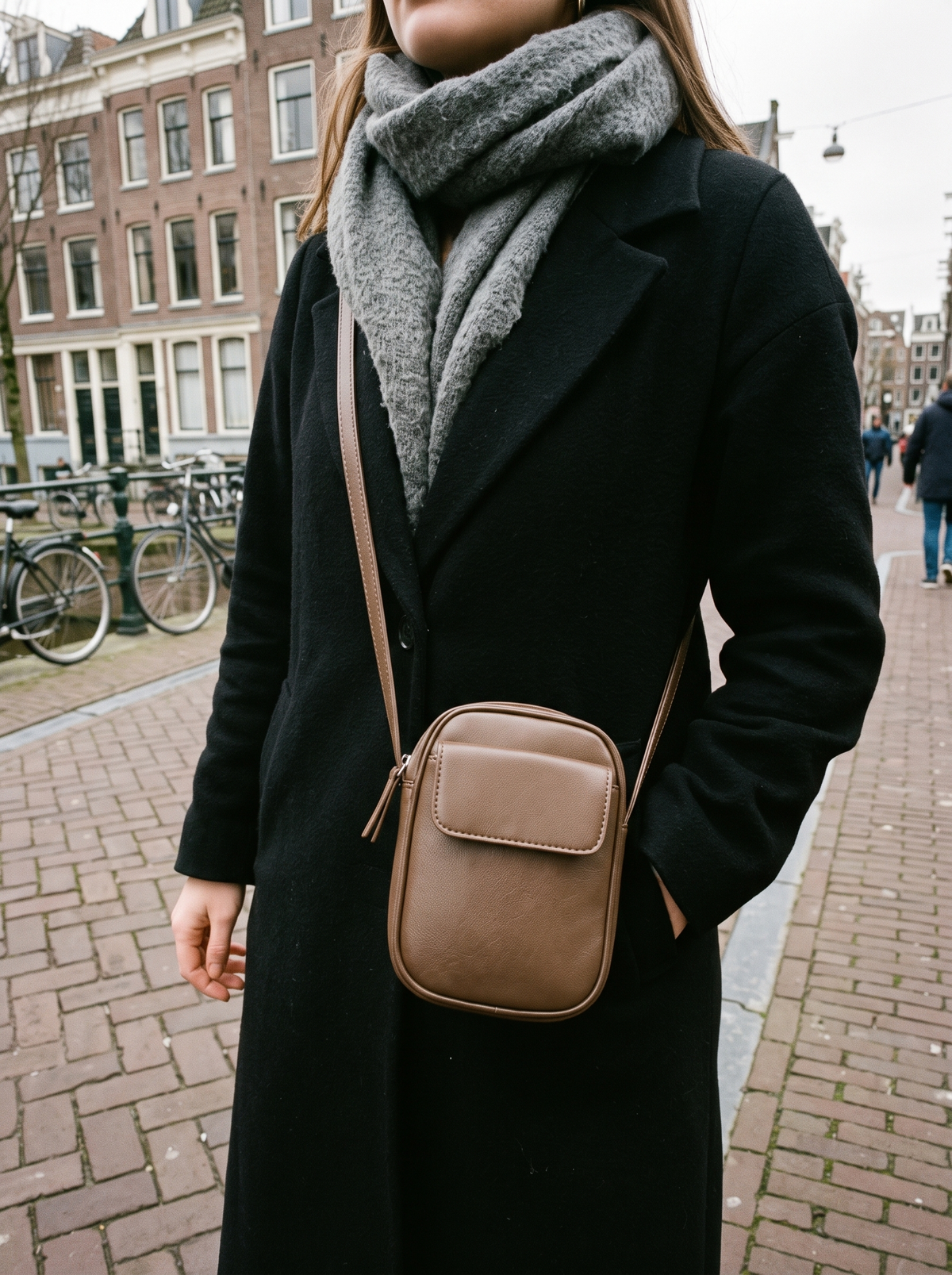 Aphrodite Crossbody Tas, koffiebruin, gedragen