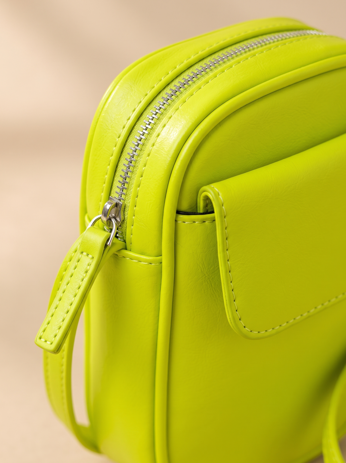 Aphrodite Crossbody Tas, limoengeel, van dichtbij