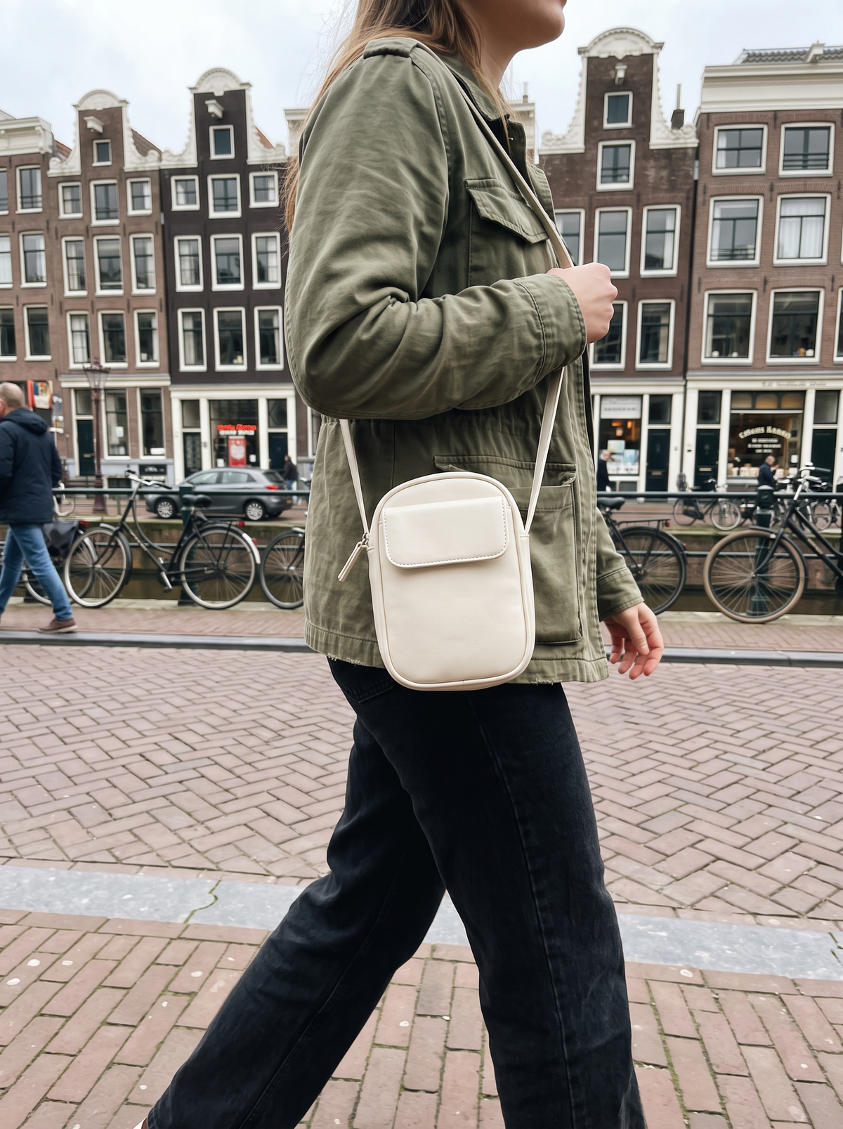 Aphrodite Crossbody Tas, wit, gedragen