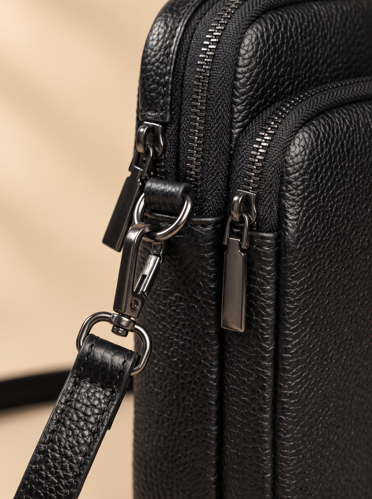 Hebe Crossbody Tas, zwart, van dichtbij