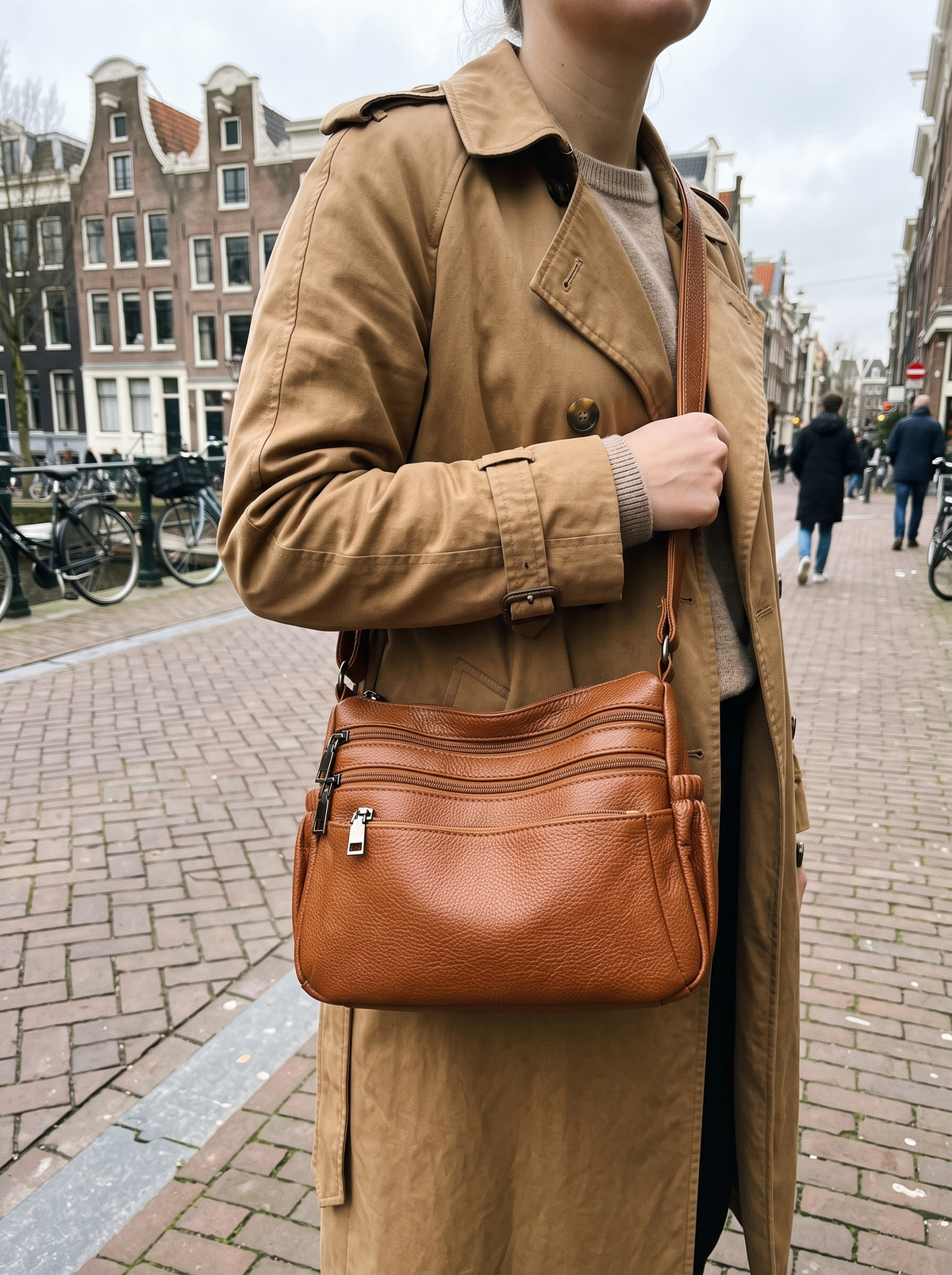 Eris Leren Schoudertas, cognac, gedragen