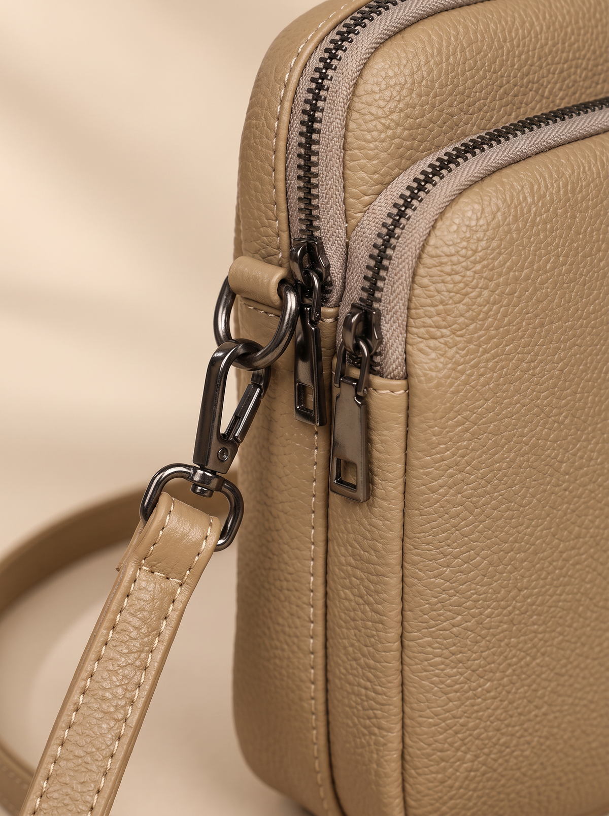 Hebe Crossbody Tas, kaki, van dichtbij