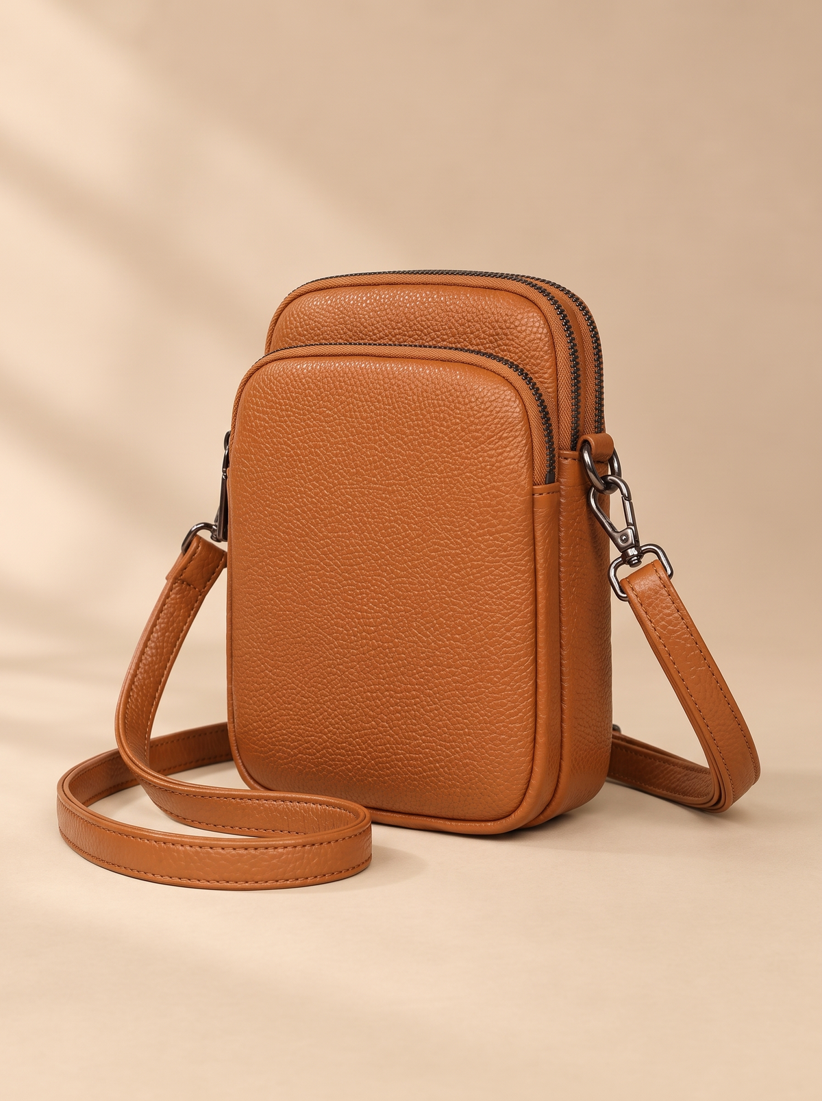 Hebe Crossbody Tas, cognac, schuin van voren