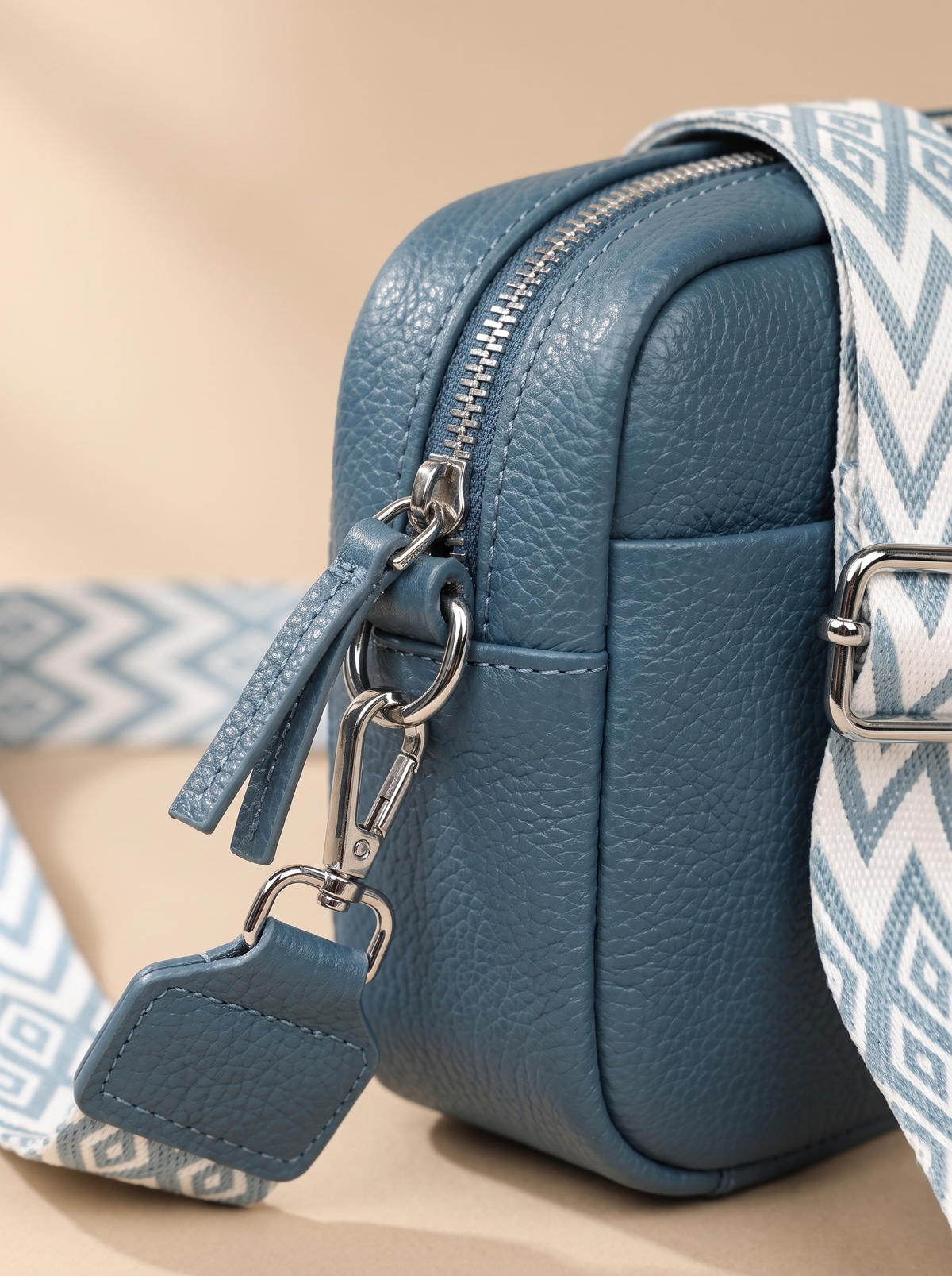 Nemesis Crossbody Tas, blauw, van dichtbij