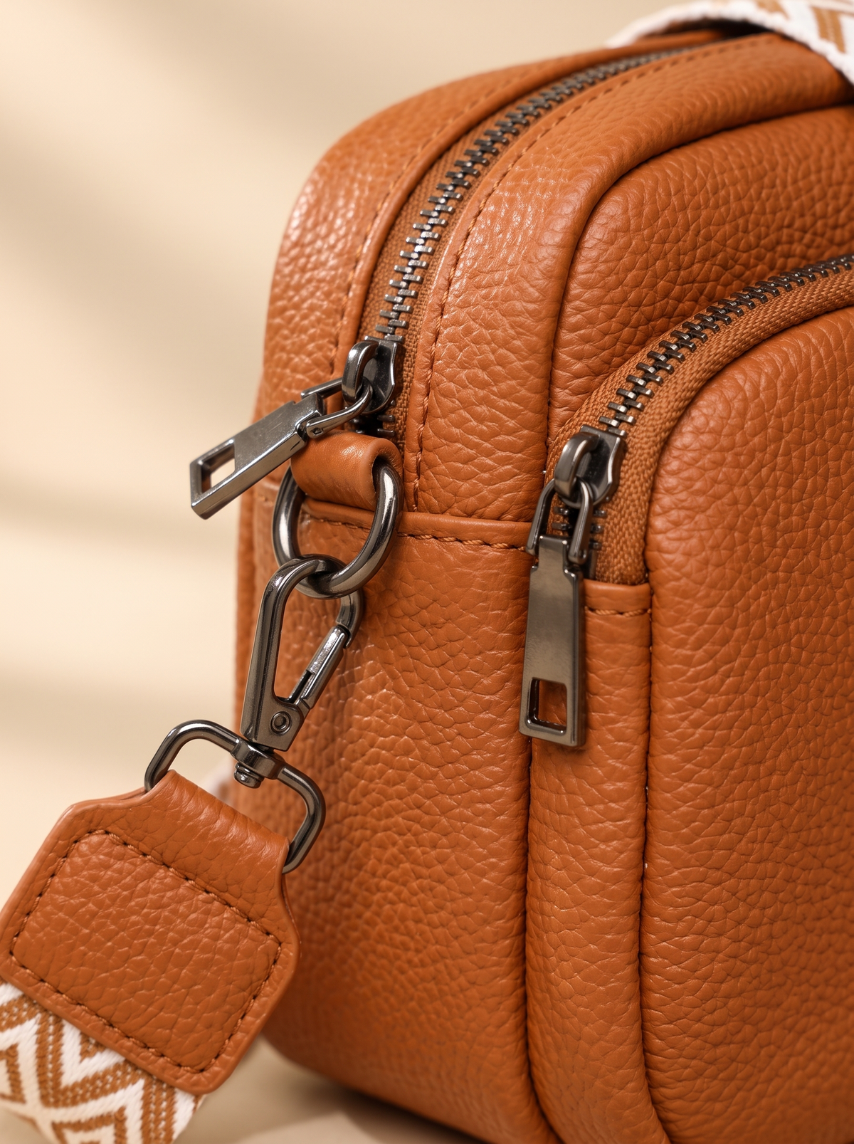 Nemesis Crossbody Tas, cognac, van dichtbij