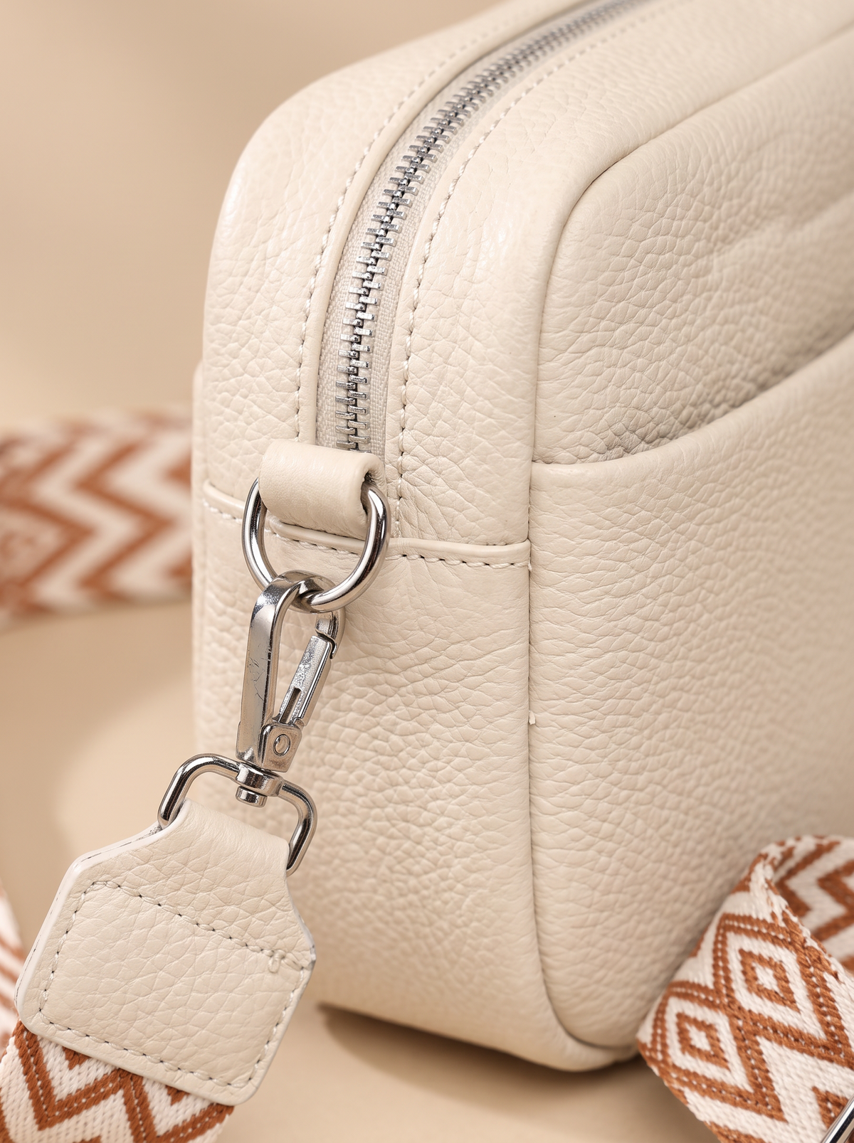Nemesis Crossbody Tas, crème, van dichtbij