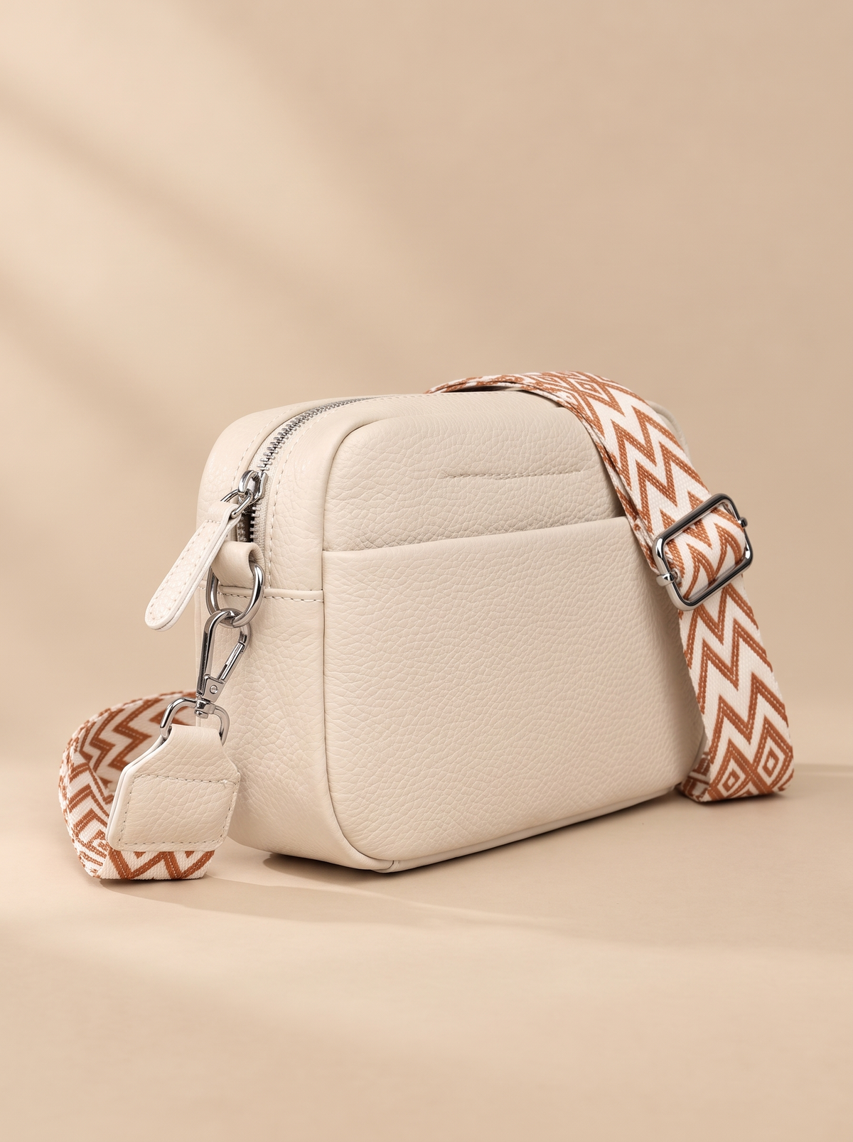 Nemesis Crossbody Tas, crème, schuin van voren
