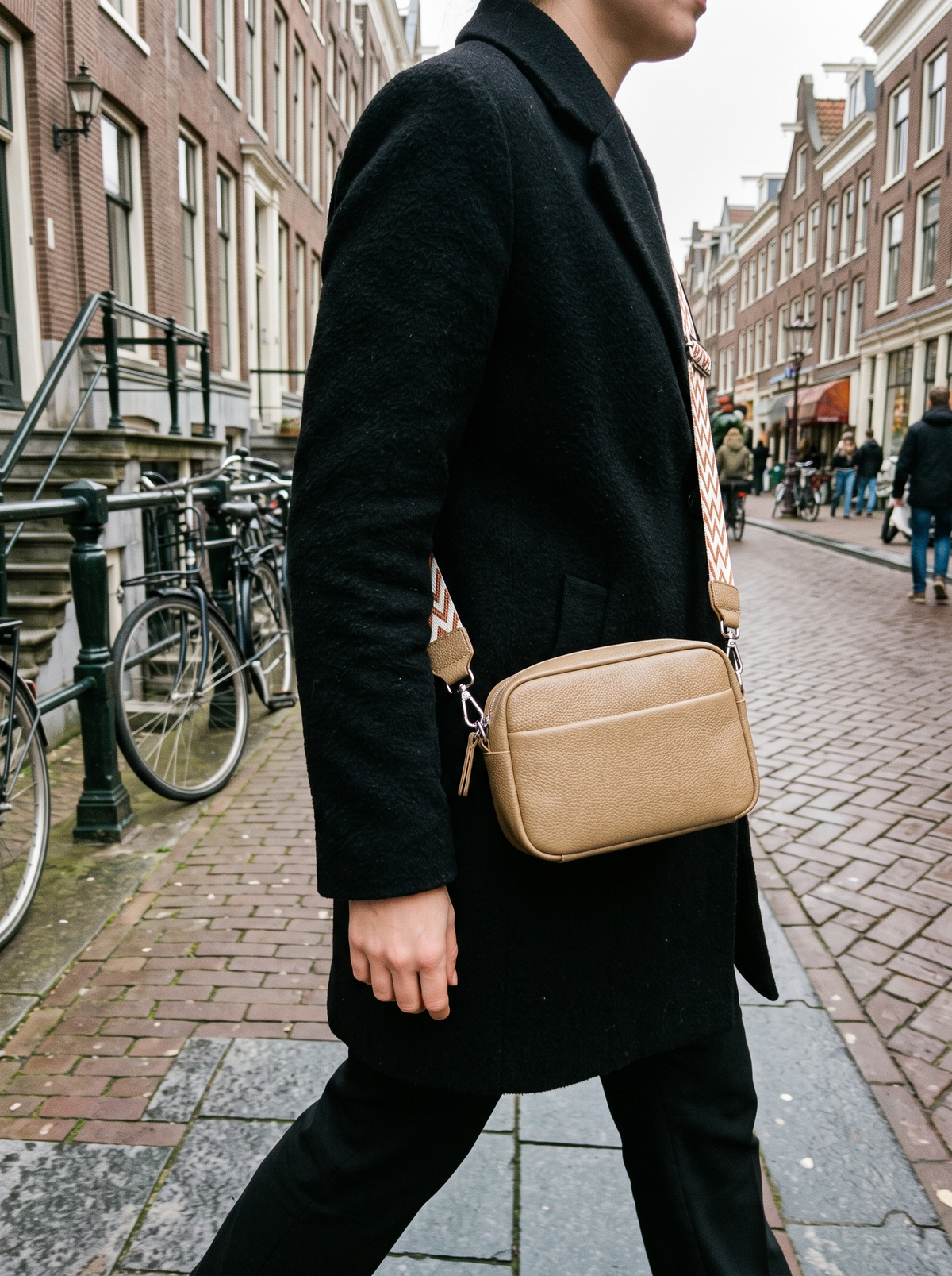 Nemesis Crossbody Tas, kaki, gedragen