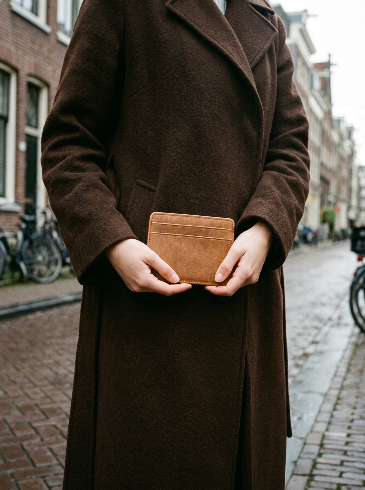 Sterope Leren Pasjeshouder, cognac, in de hand