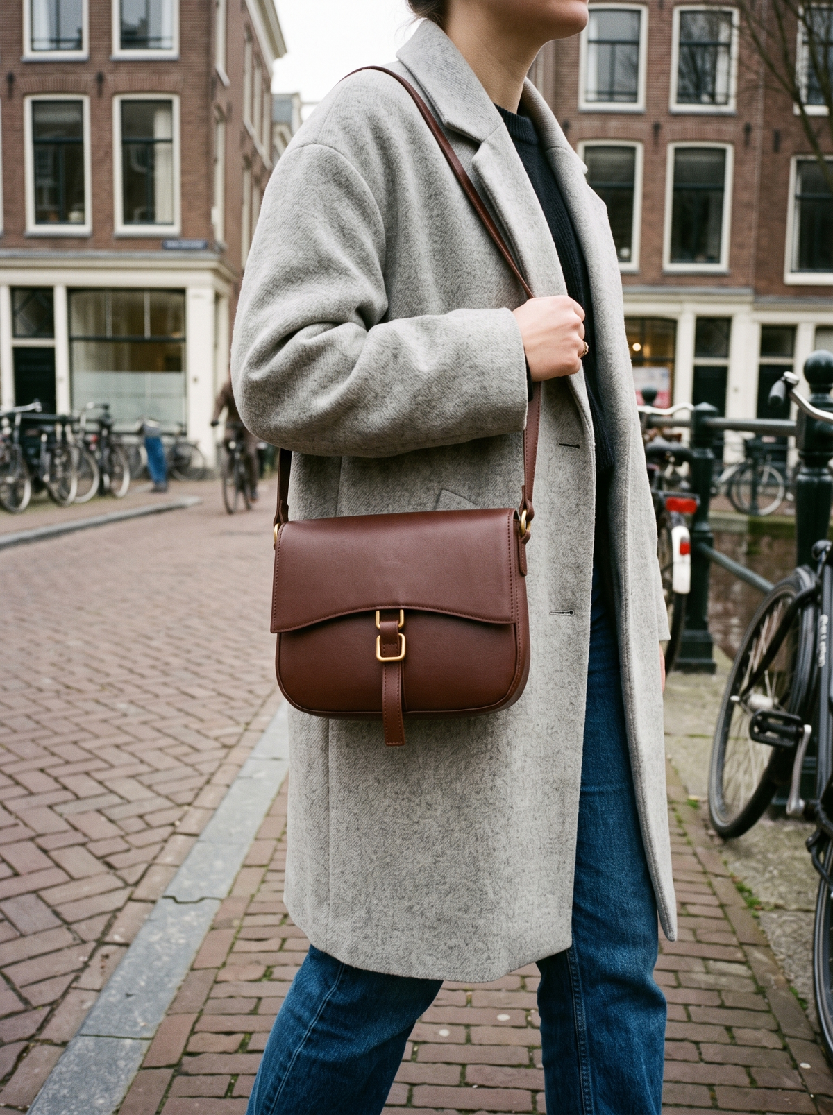 Thalia Schoudertas, chocolade, gedragen