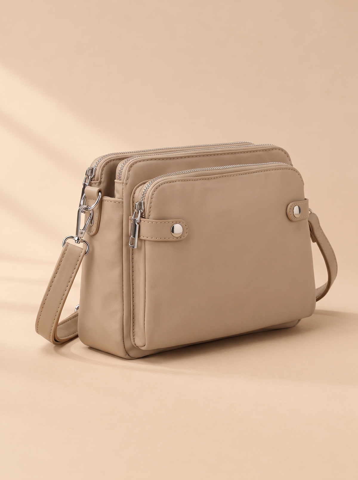 Bali Crossbody Tas, beige, schuin van voren