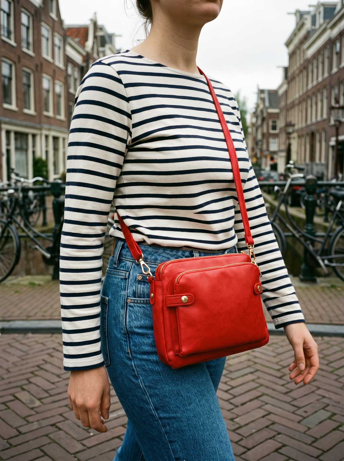 Bali Crossbody Tas, rood, gedragen
