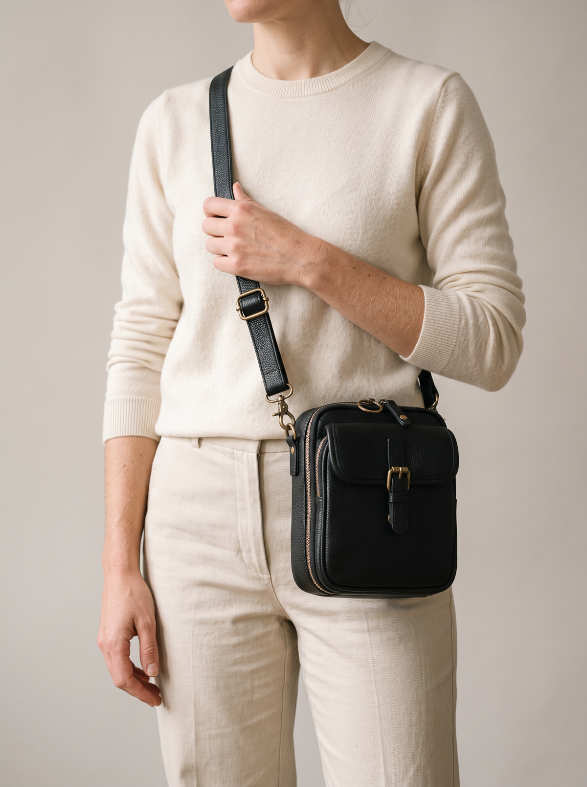 De Ruimste Crossbodytas, zwart, aan de schouder