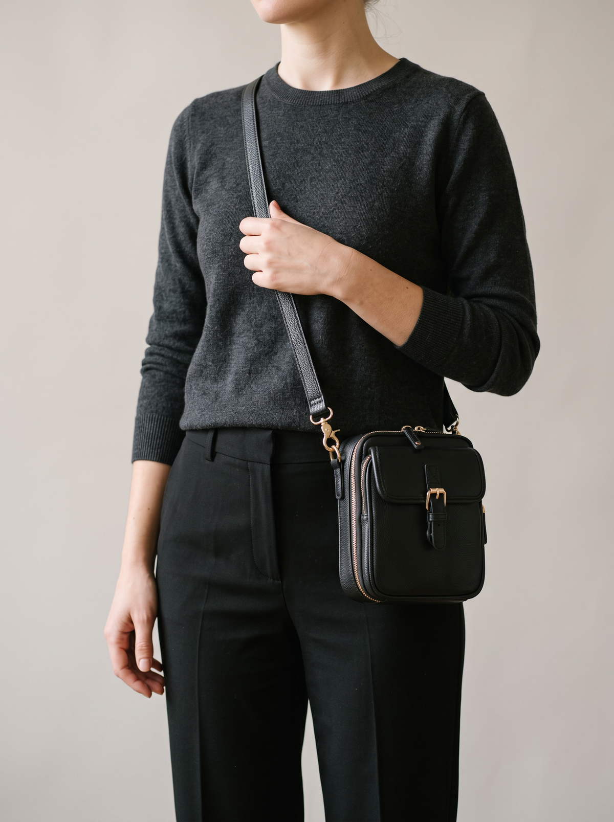 De Ruimste Crossbodytas, grijs, aan de schouder