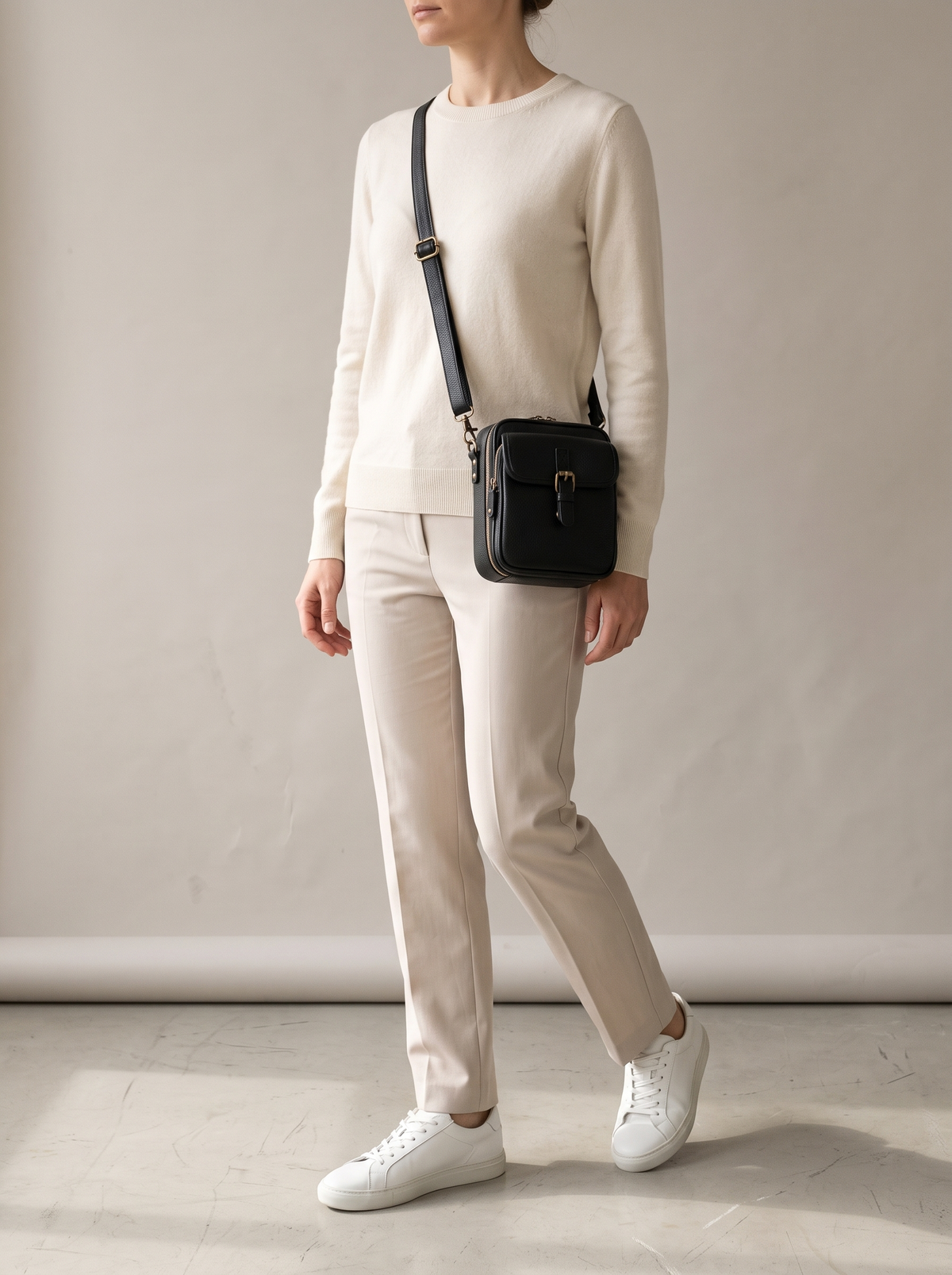 De Ruimste Crossbodytas, zwart, ten voeten uit