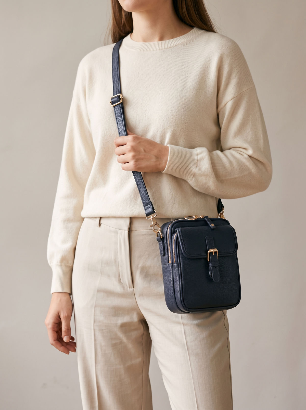 De Ruimste Crossbodytas, marineblauw, aan de schouder