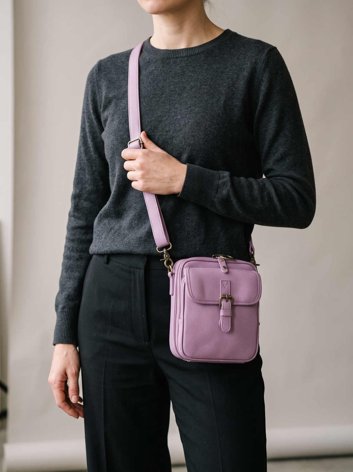 De Ruimste Crossbodytas, roze, aan de schouder